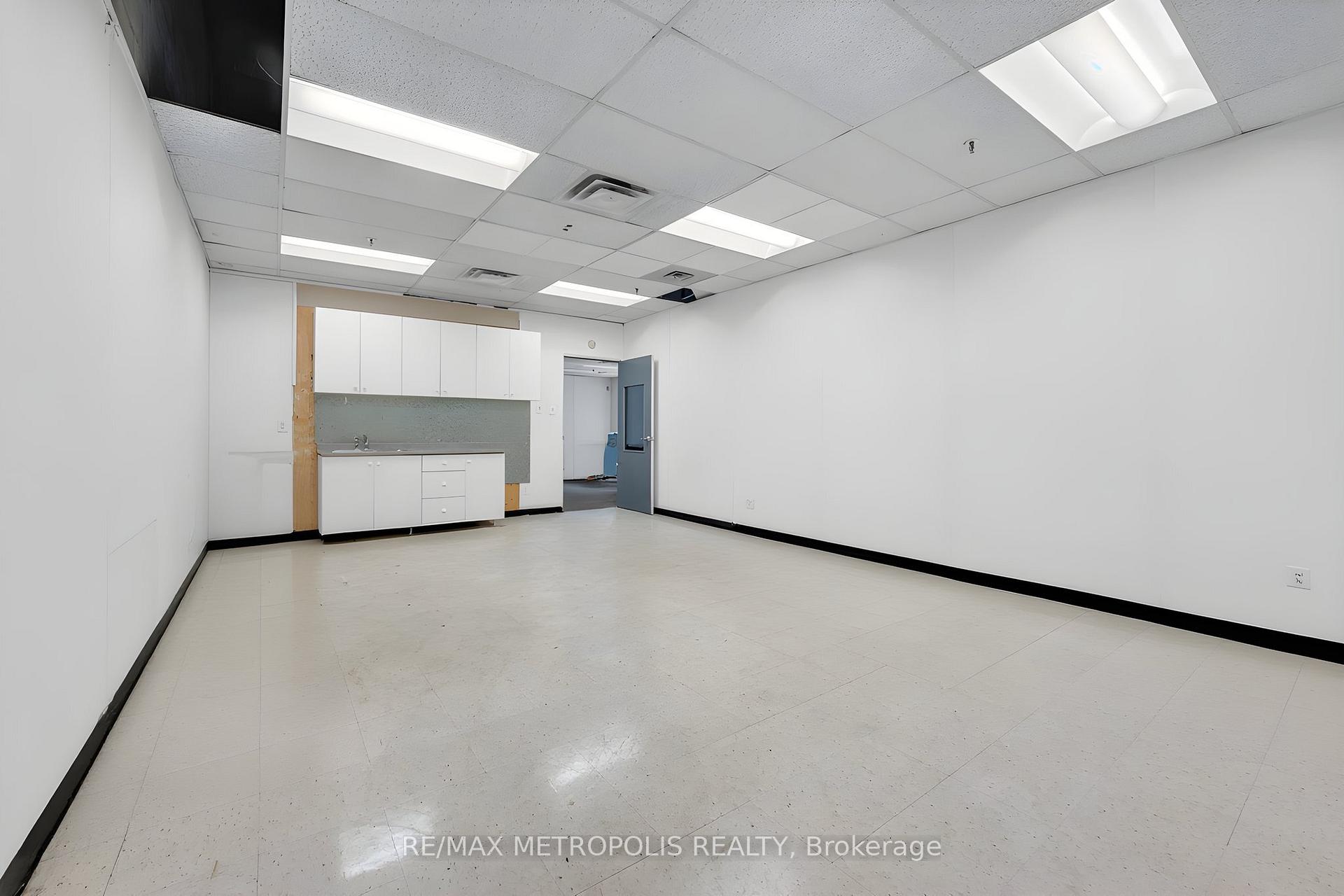 35 Oak Street, Toronto W04 — photo 3 of 5