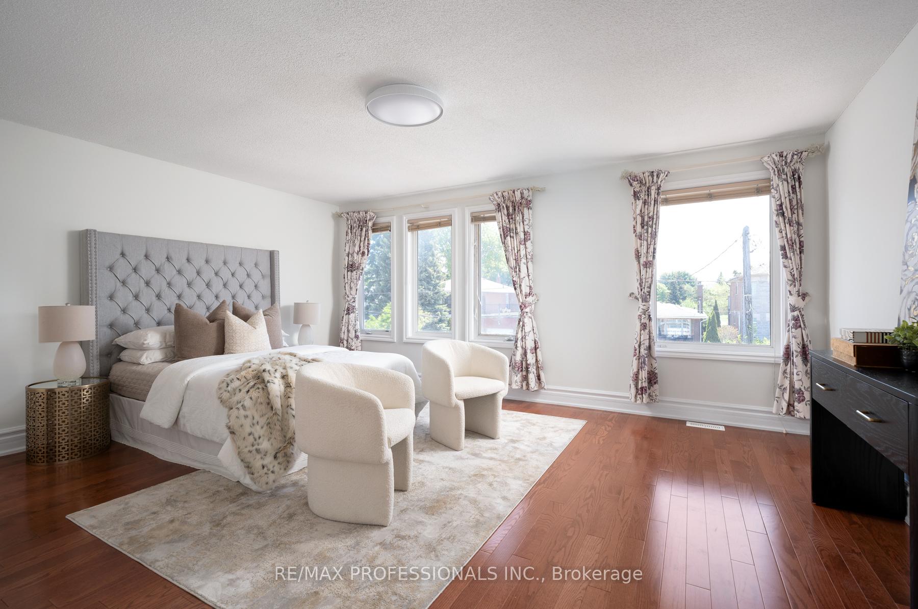 84 Harding Avenue, Toronto W04 — photo 2 of 5