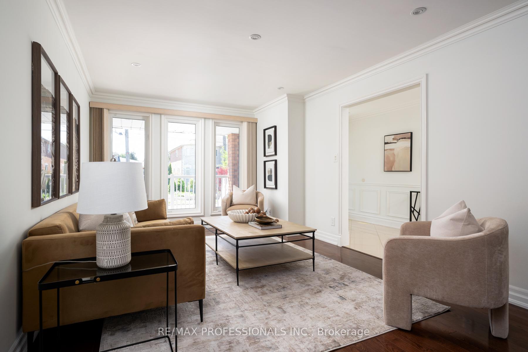 84 Harding Avenue, Toronto W04 — photo 3 of 5