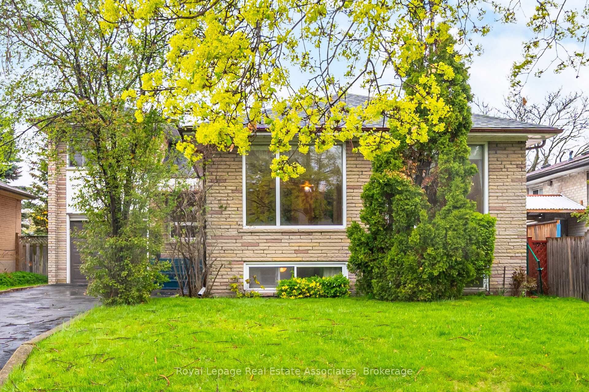 193 Kingsview Boulevard, Toronto W09 — photo 2 of 5