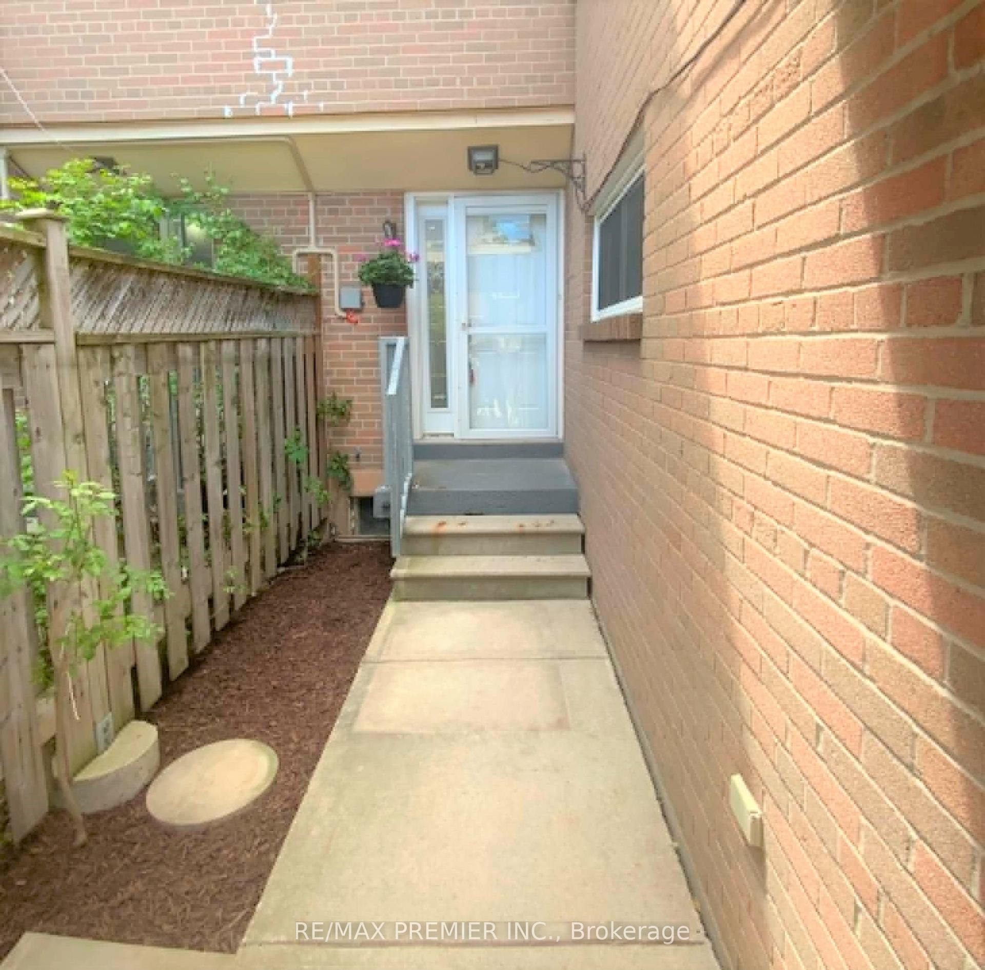 248 John Garland Boulevard 82, Toronto W10 — photo 2 of 5