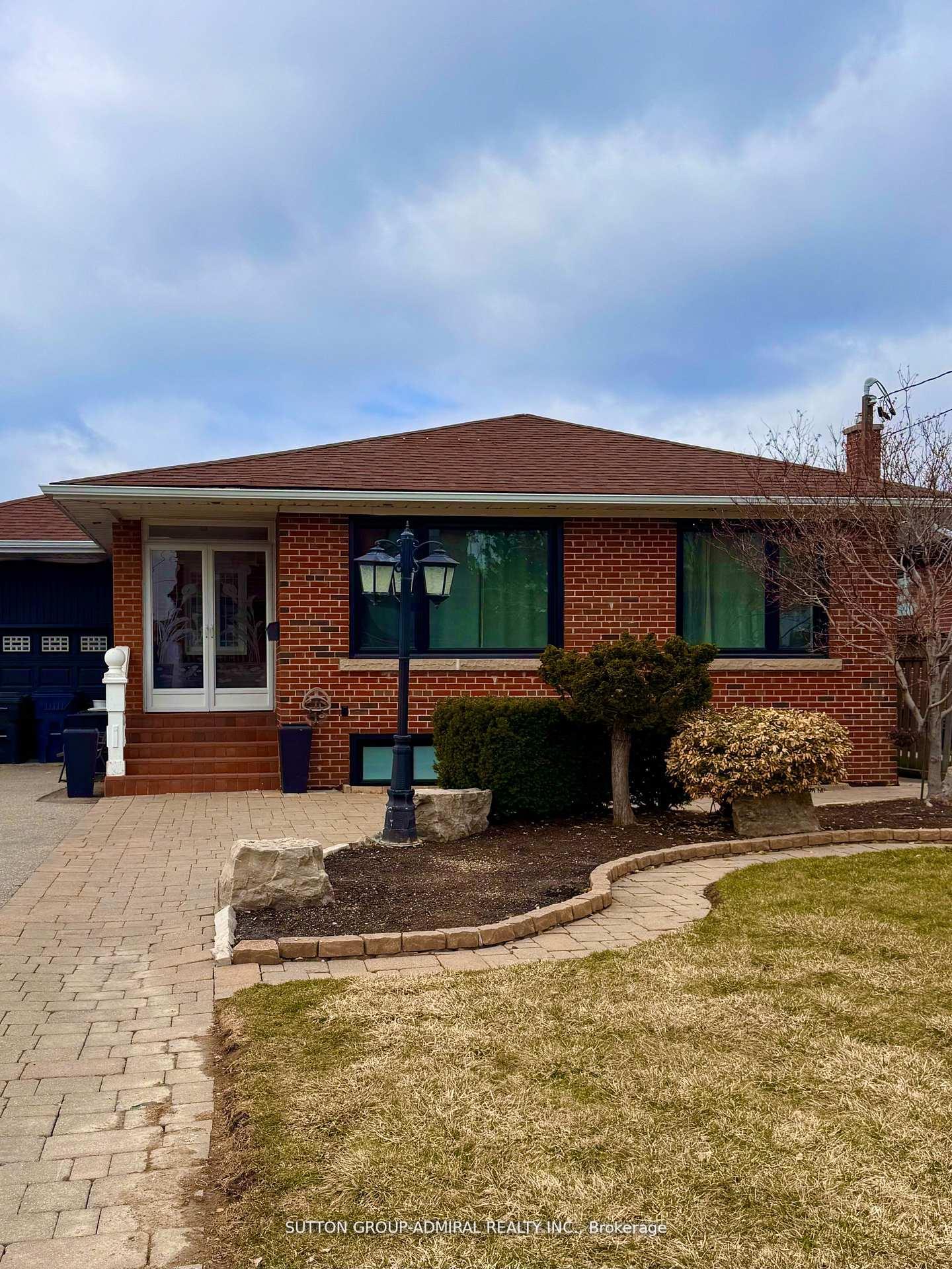 6 Frankfort Avenue Lower, Toronto W04, ON M6L 2Y2 — Toronto W04, Ontario