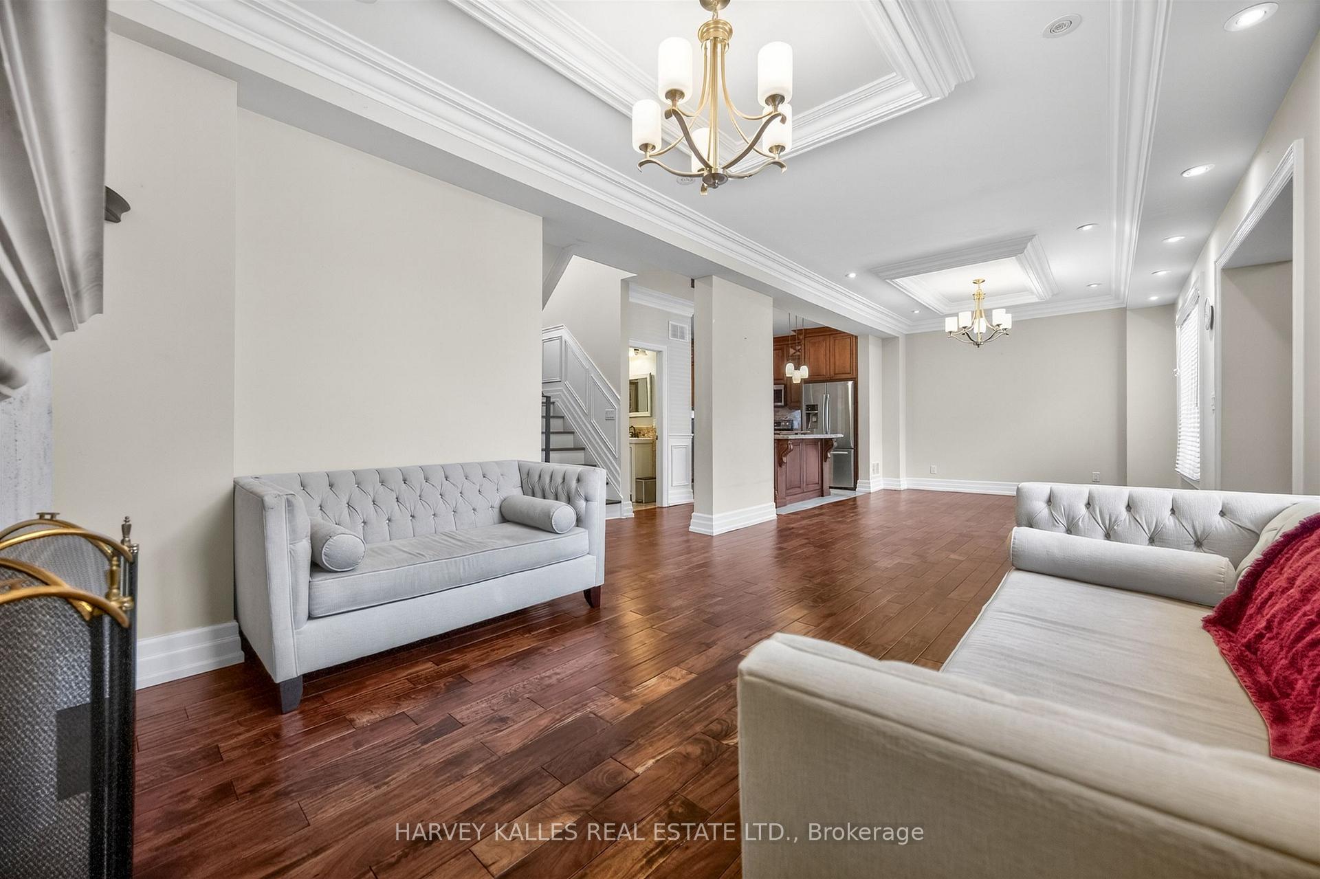 17 Lockheed Boulevard, Toronto W09 — photo 4 of 5