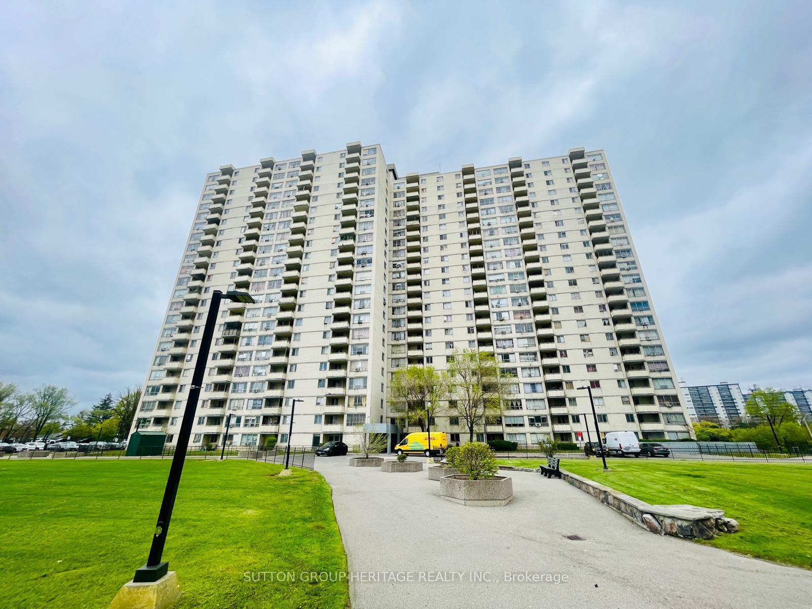 320 Dixon Parkway 1613, Toronto W09, ON M9R 1S8 — Toronto W09, Ontario