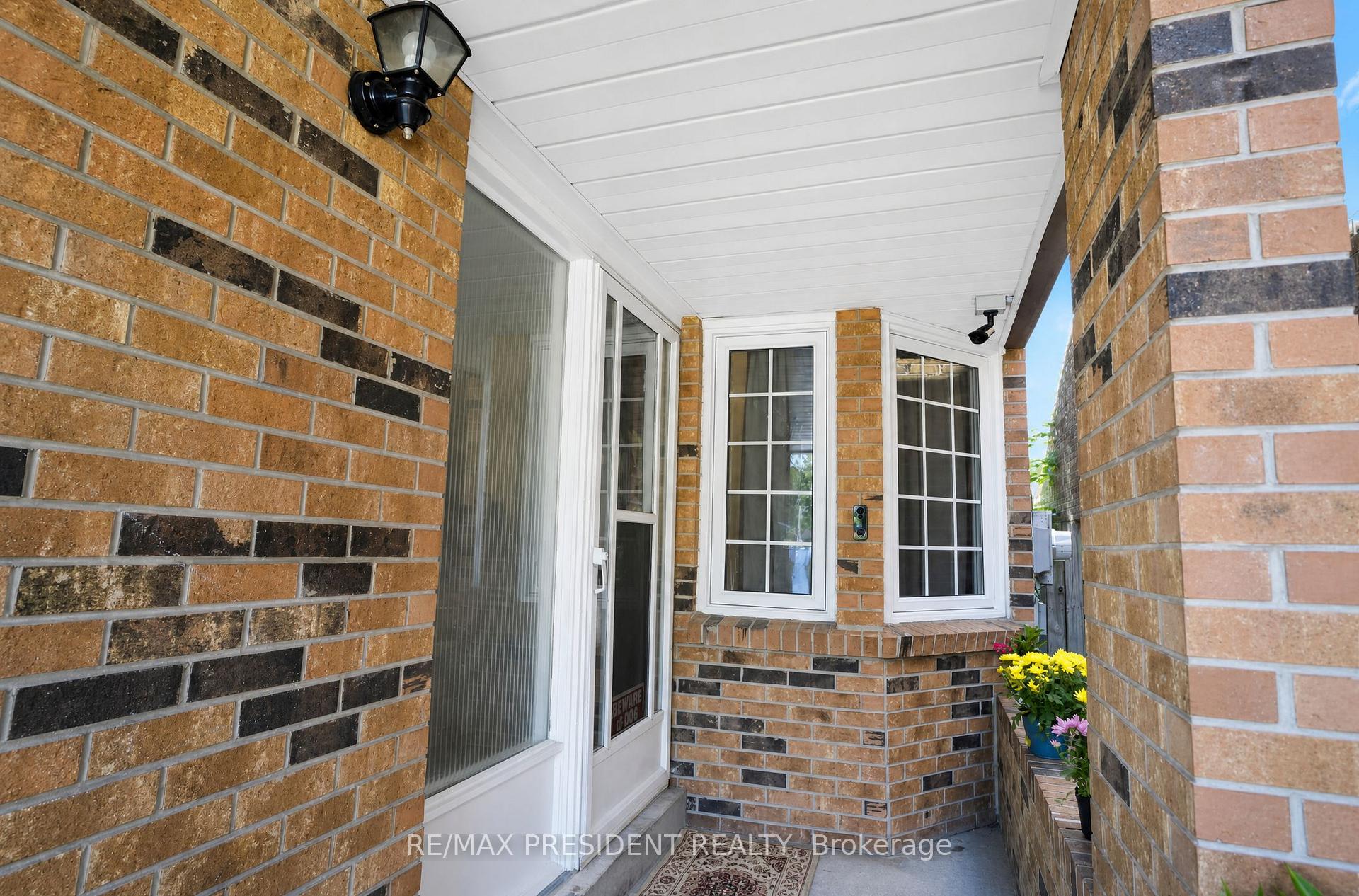 29 Norbrook Crescent, Toronto W10 — photo 3 of 5