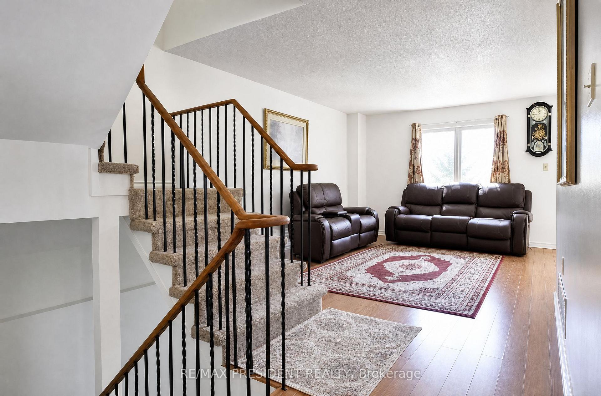 29 Norbrook Crescent, Toronto W10 — photo 4 of 5