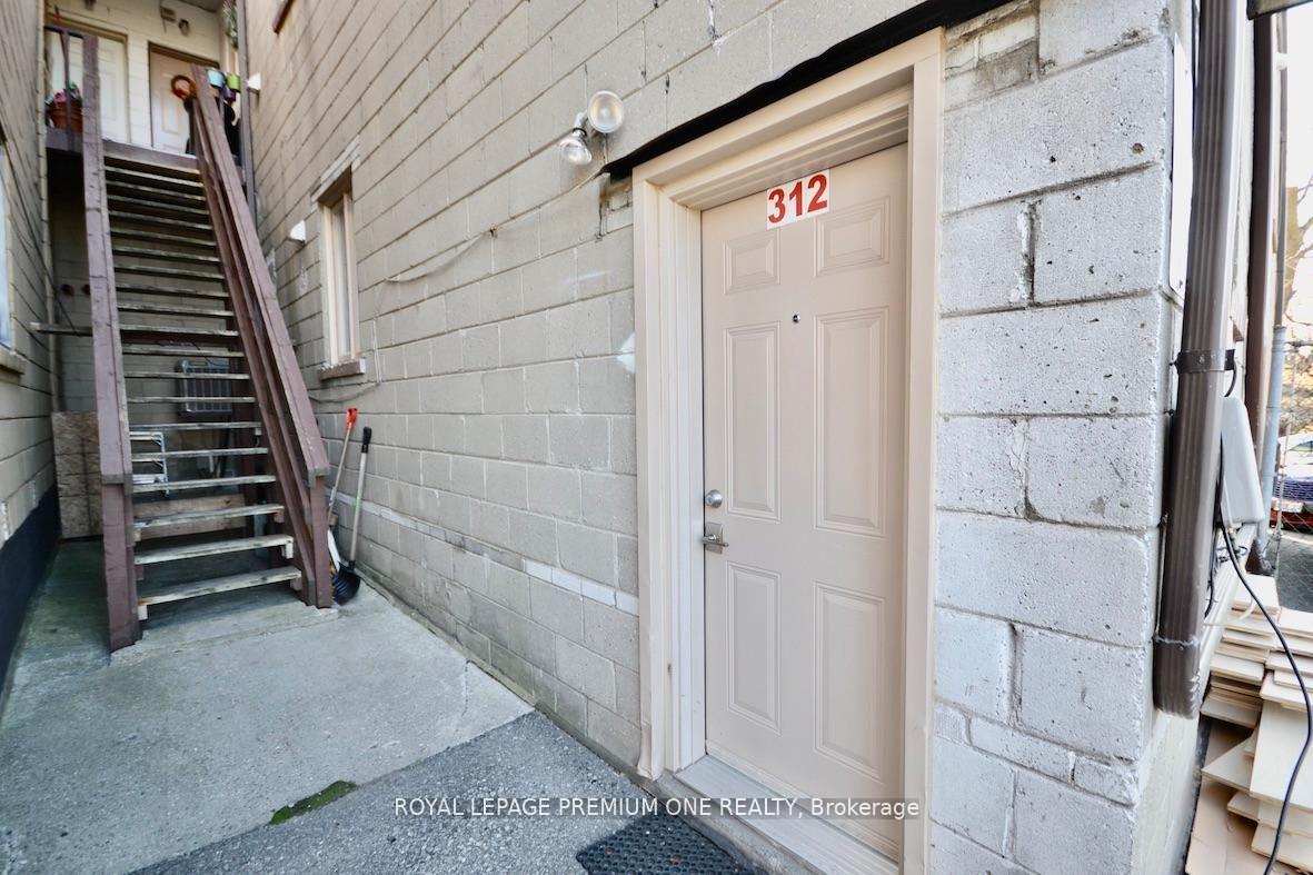 312 Rustic Road B, Toronto W04 — photo 4 of 5
