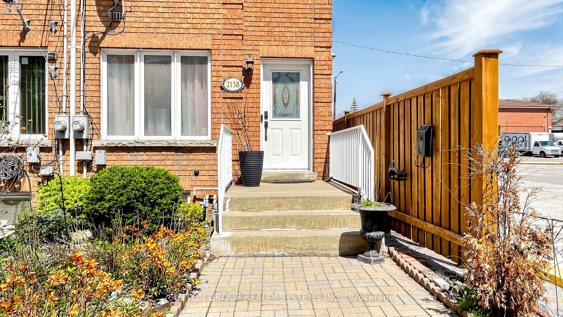 2138 Eglinton Avenue W, Toronto W04 — photo 2 of 5