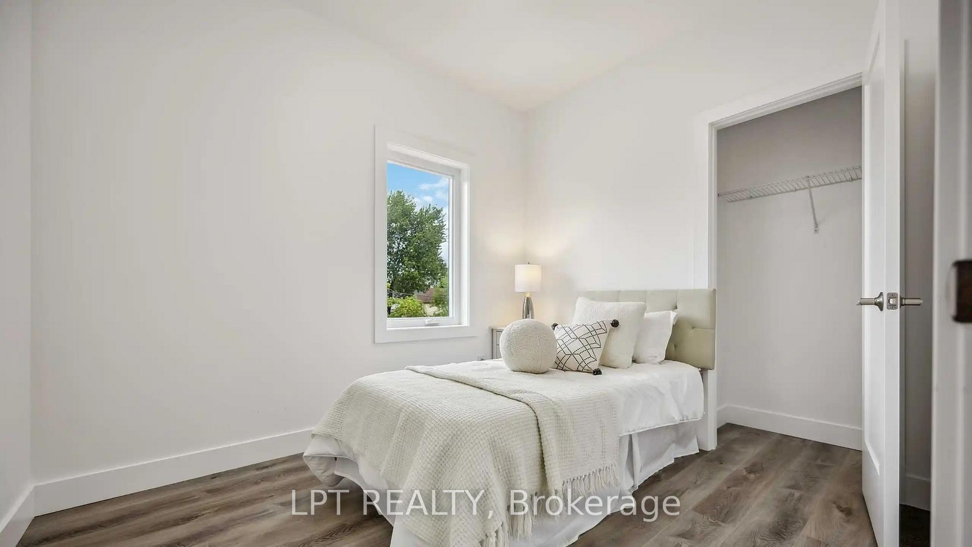 19 Hatfield Crescent, Toronto W10 — photo 2 of 5