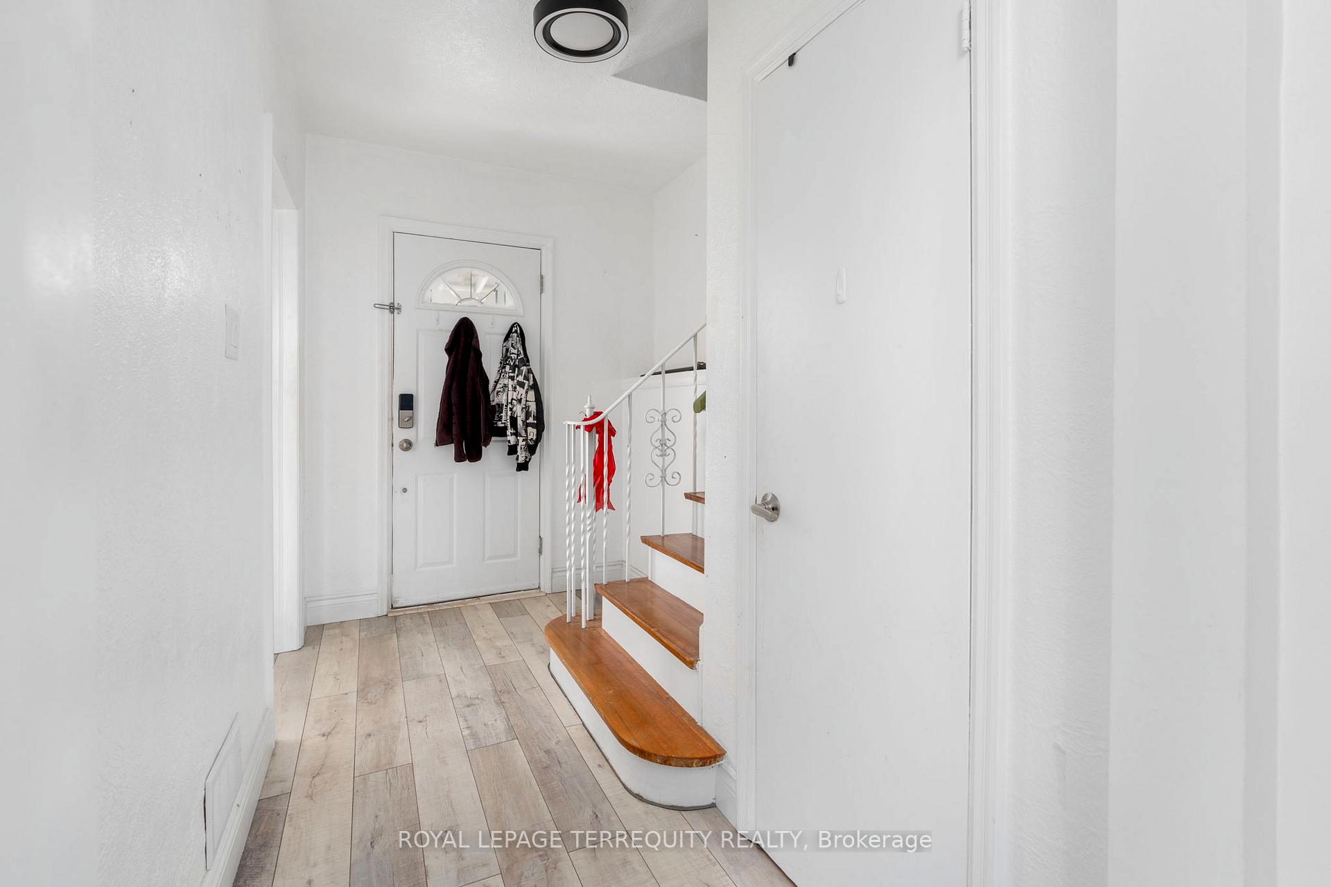 64 Pelmo Crescent, Toronto W04 — photo 3 of 5
