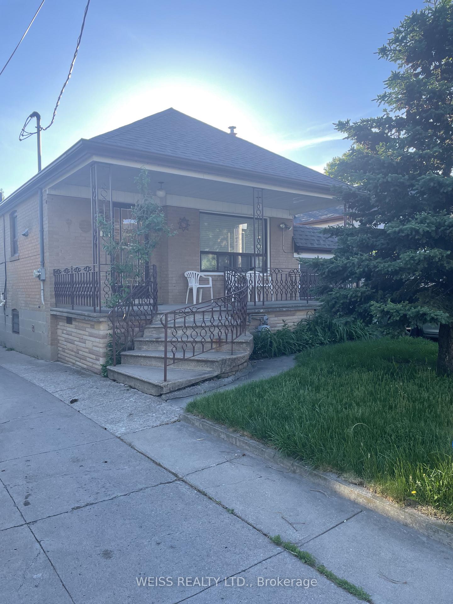 10 Danesbury Avenue, Toronto W04 — photo 2 of 5
