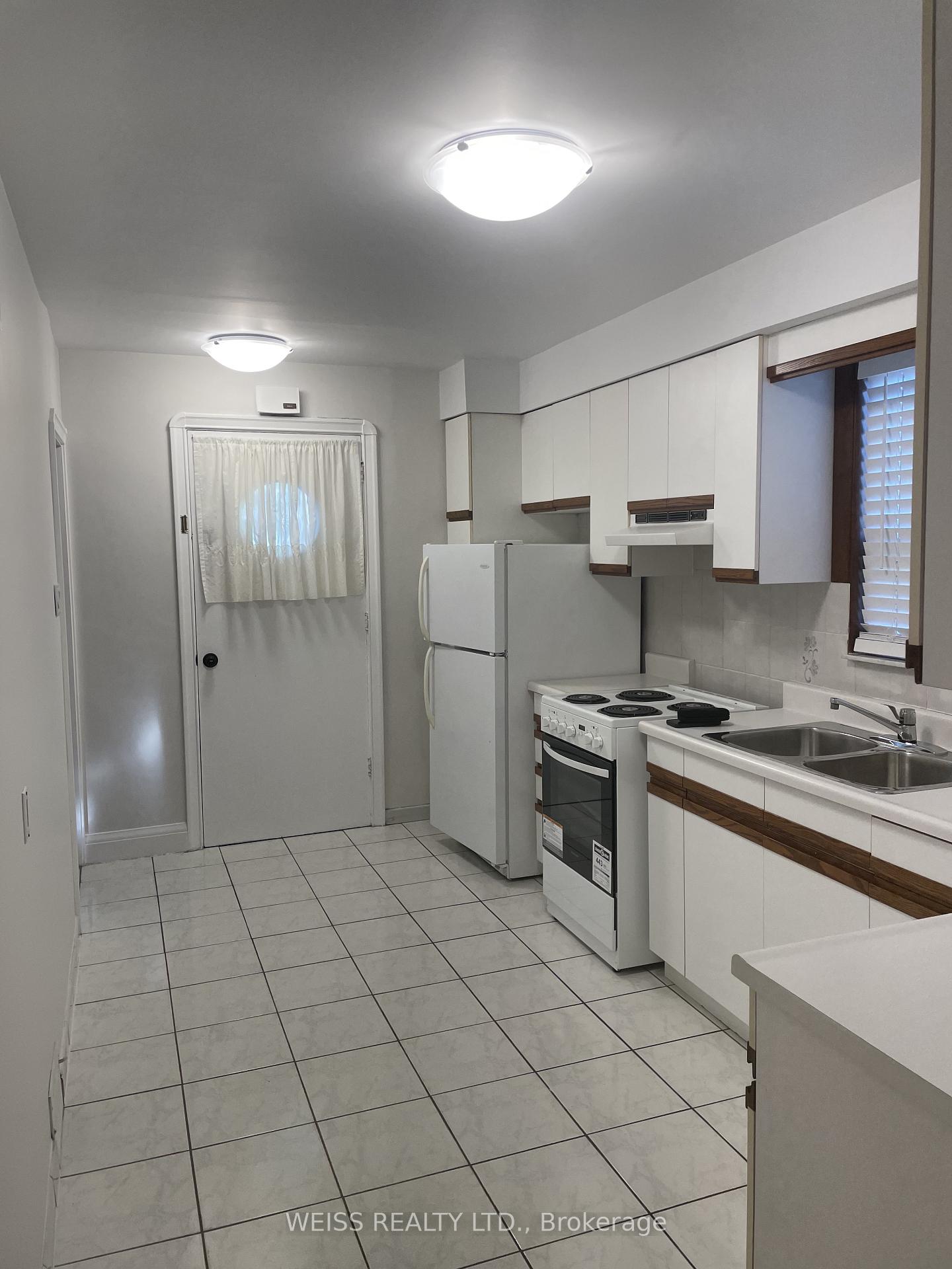 10 Danesbury Avenue, Toronto W04 — photo 3 of 5