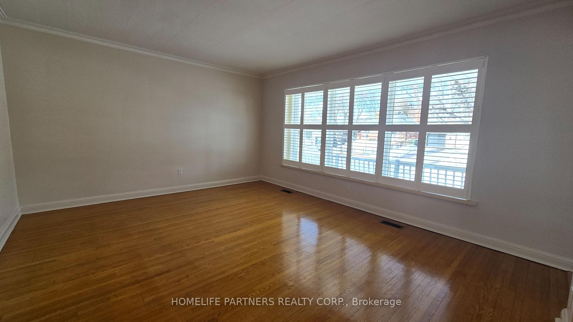 3 Ridge Point Crescent, Toronto W04 — photo 3 of 5