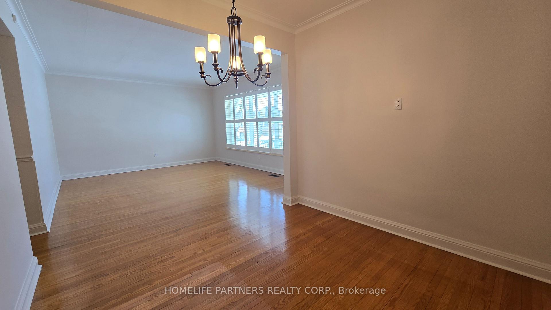 3 Ridge Point Crescent, Toronto W04 — photo 4 of 5
