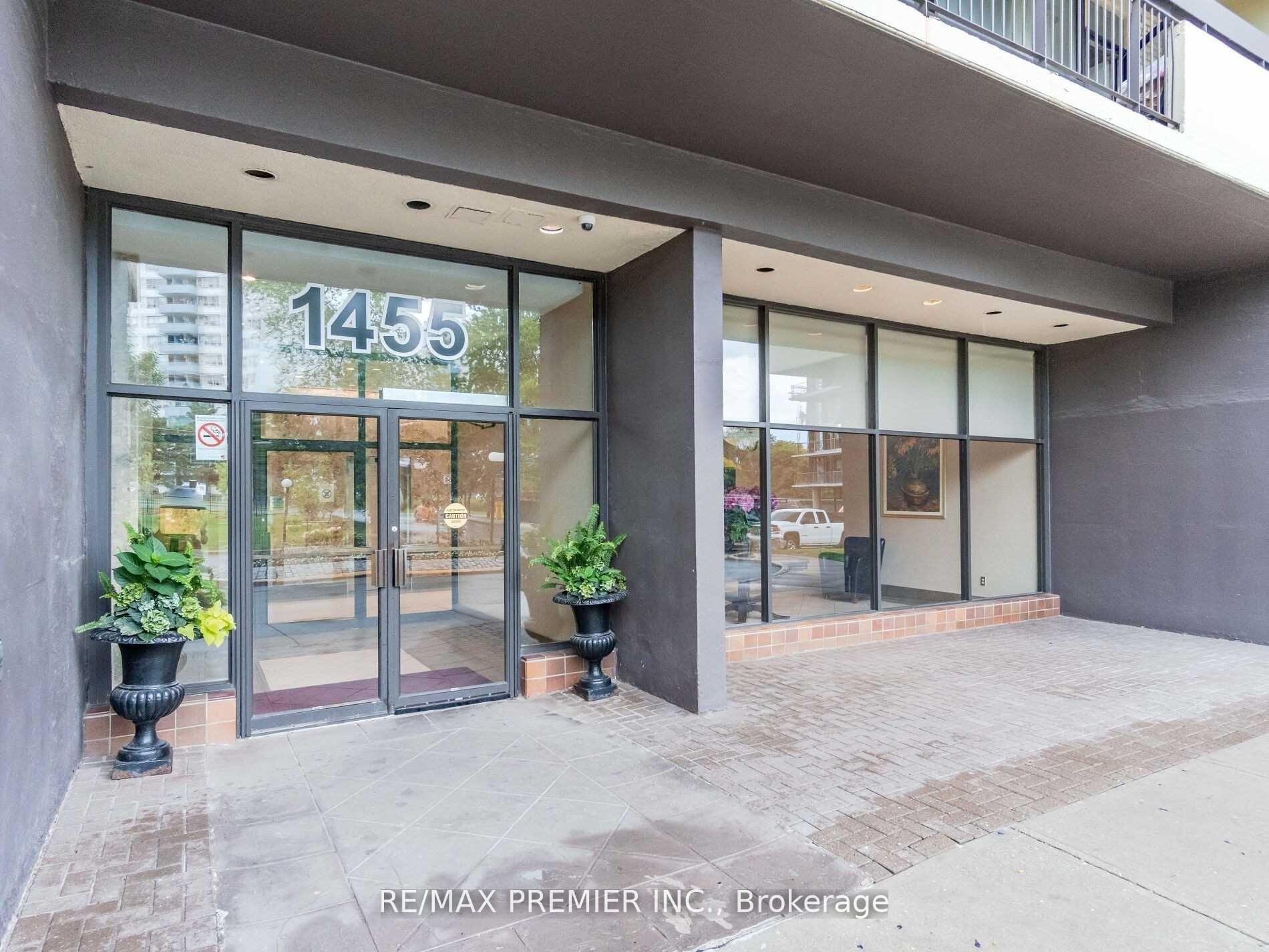 1455 Lawrence Avenue W 2004, Toronto W04 — photo 2 of 5