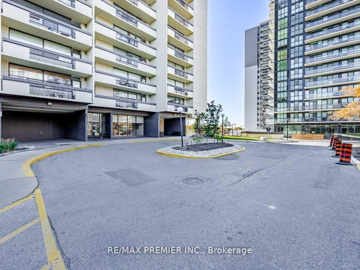 1455 Lawrence Avenue W 2004, Toronto W04 — photo 3 of 5
