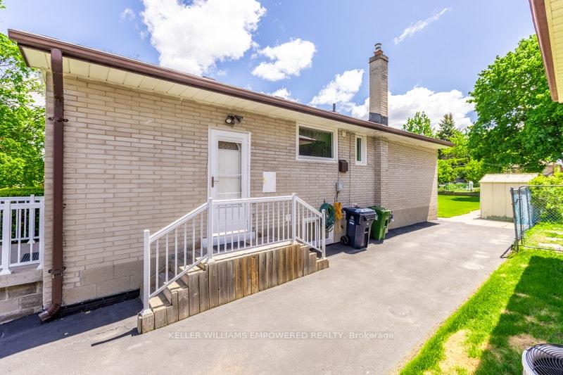 17 Checkendon Drive, Toronto W10 — photo 3 of 5