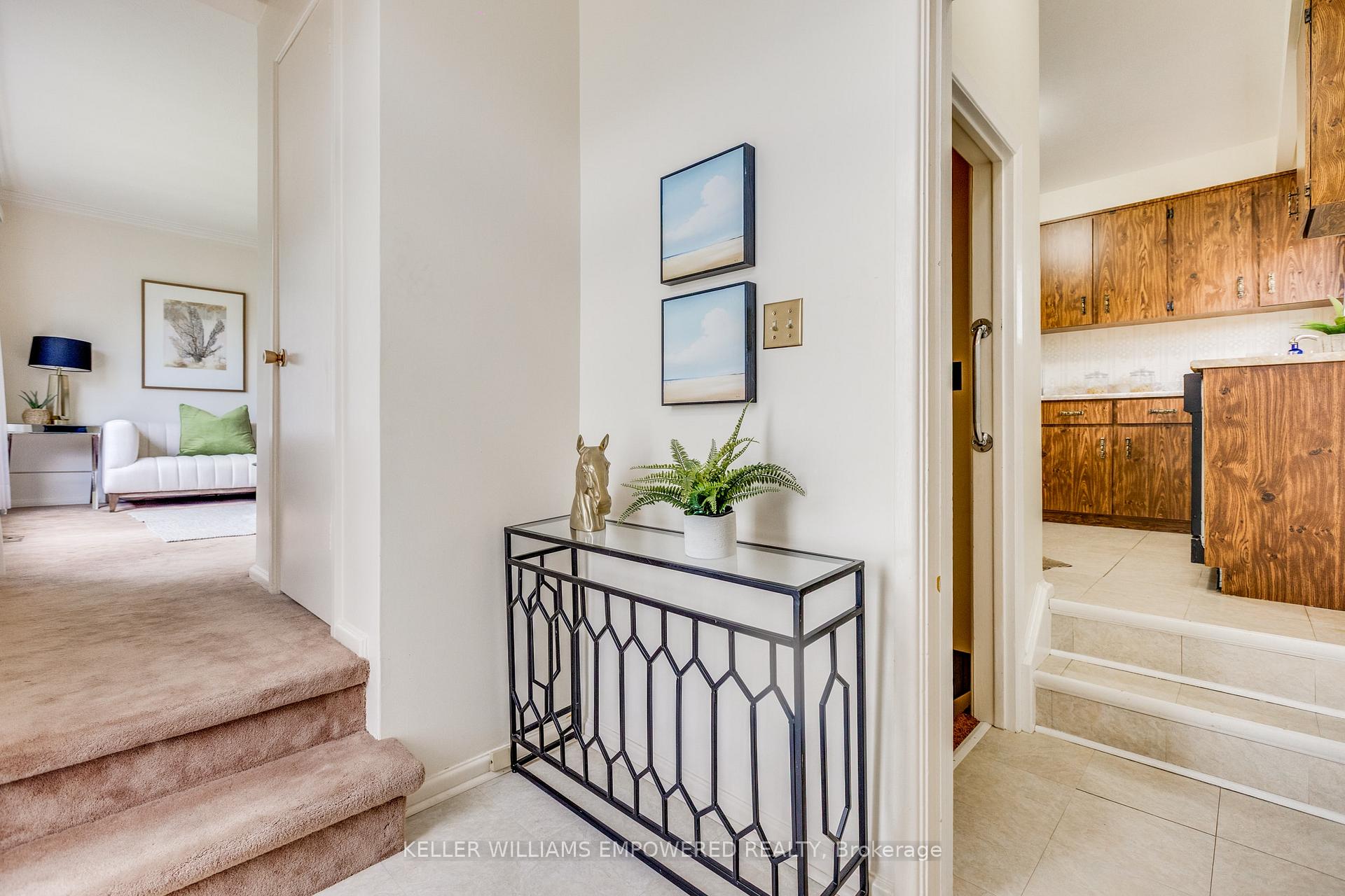 17 Checkendon Drive, Toronto W10 — photo 4 of 5