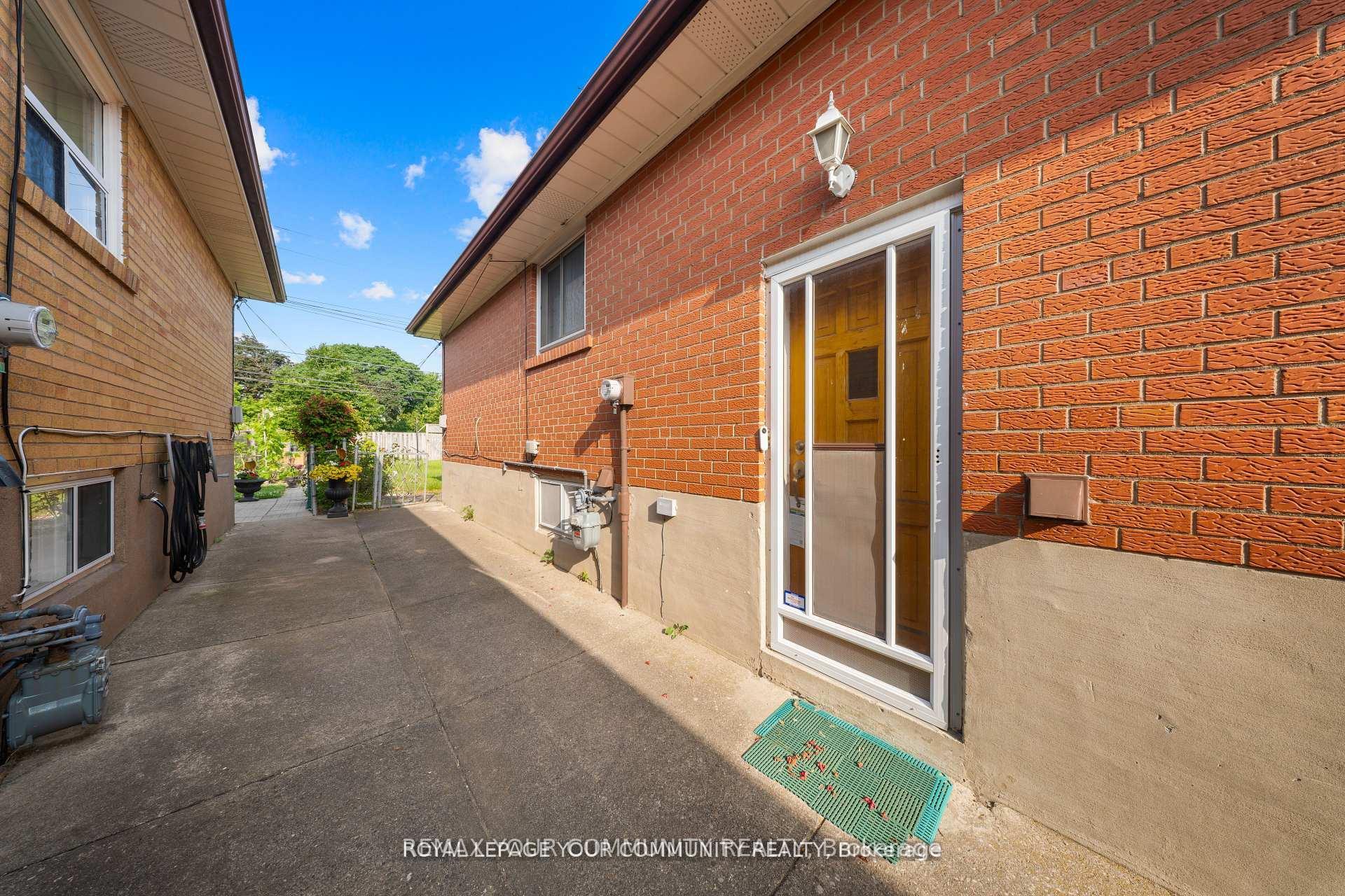 50 Felan Crescent, Toronto W10 — photo 5 of 5