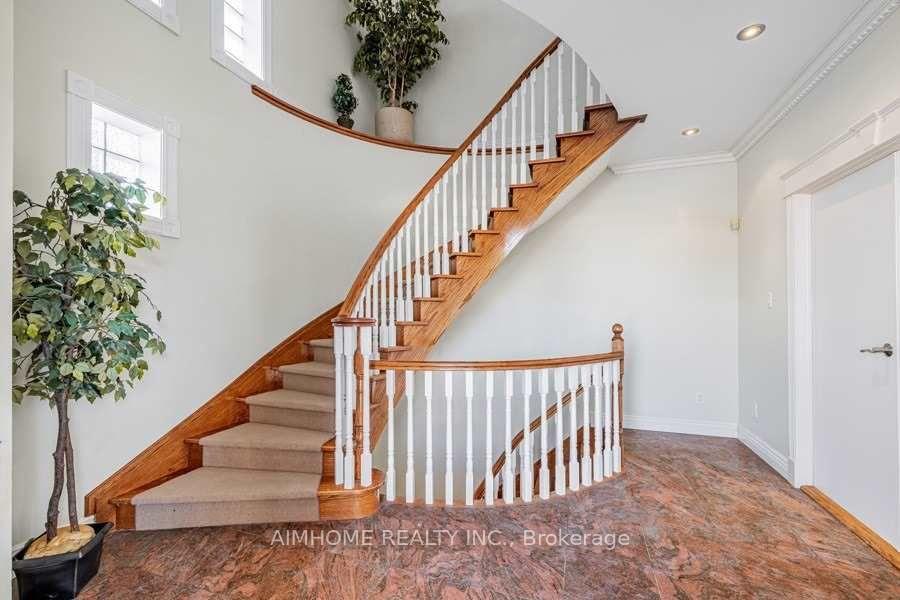 1081 Glencairn Avenue, Toronto W04 — photo 5 of 5