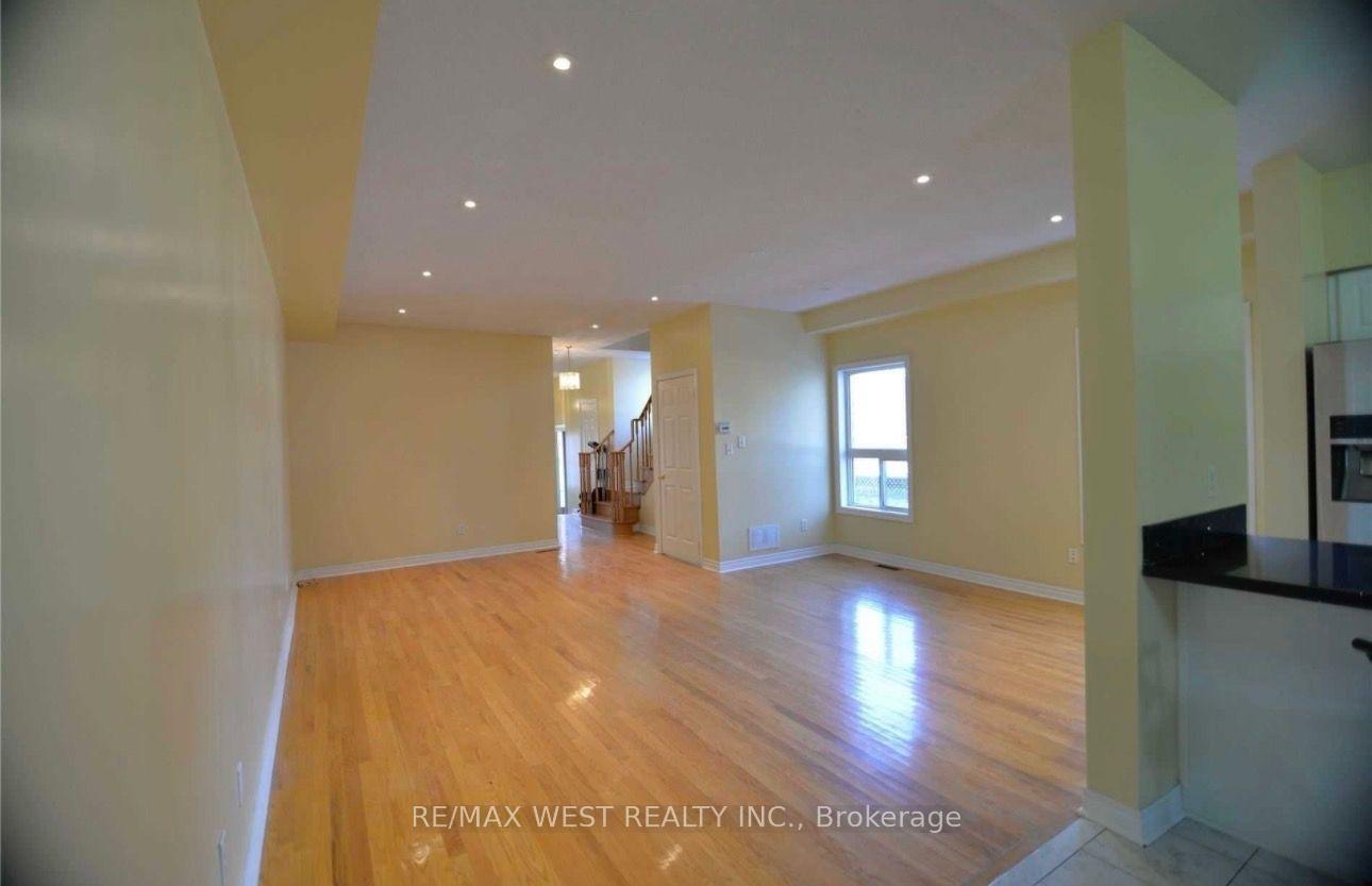 51 Richwood Street, Toronto W04 — photo 2 of 4