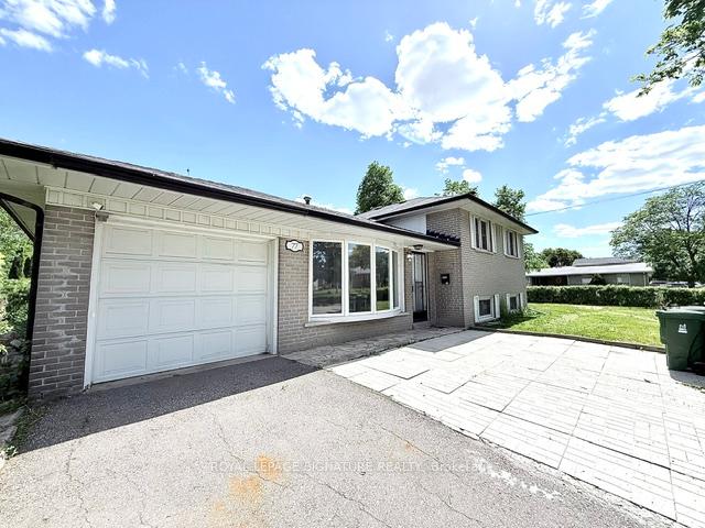 77 Porterfield Road, Toronto W10 — photo 2 of 5