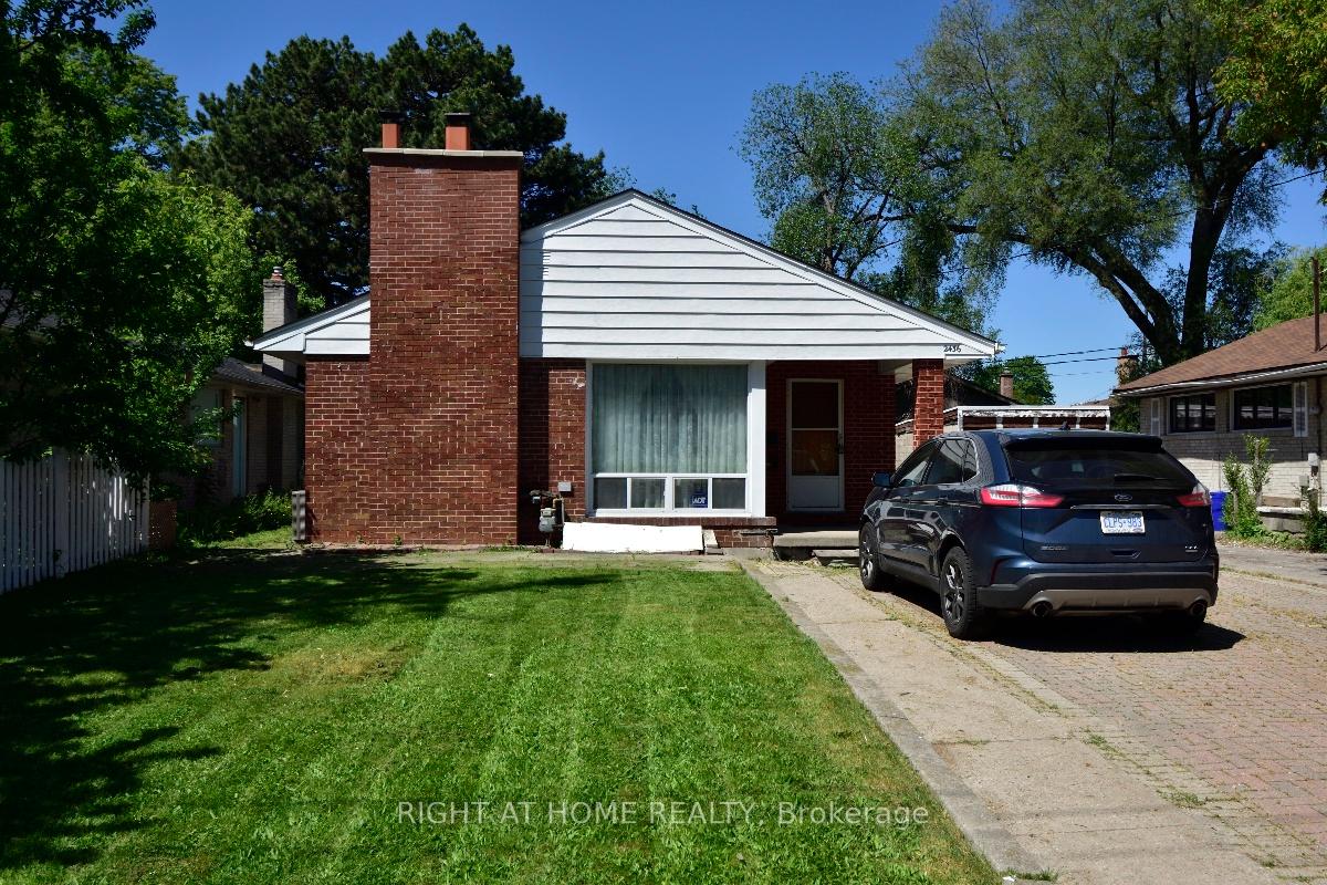 2436 Islington Avenue, Toronto W10 — photo 2 of 5