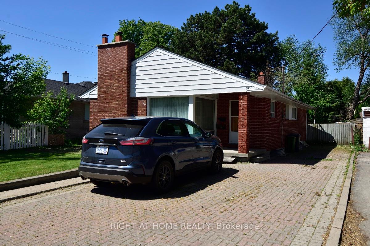 2436 Islington Avenue, Toronto W10 — photo 3 of 5
