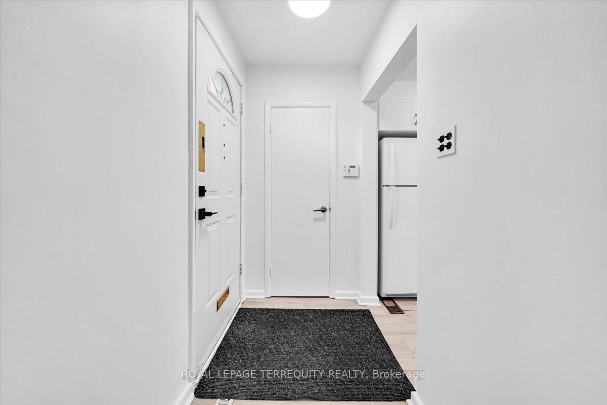 28 Crowland Drive, Toronto W10 — photo 4 of 5
