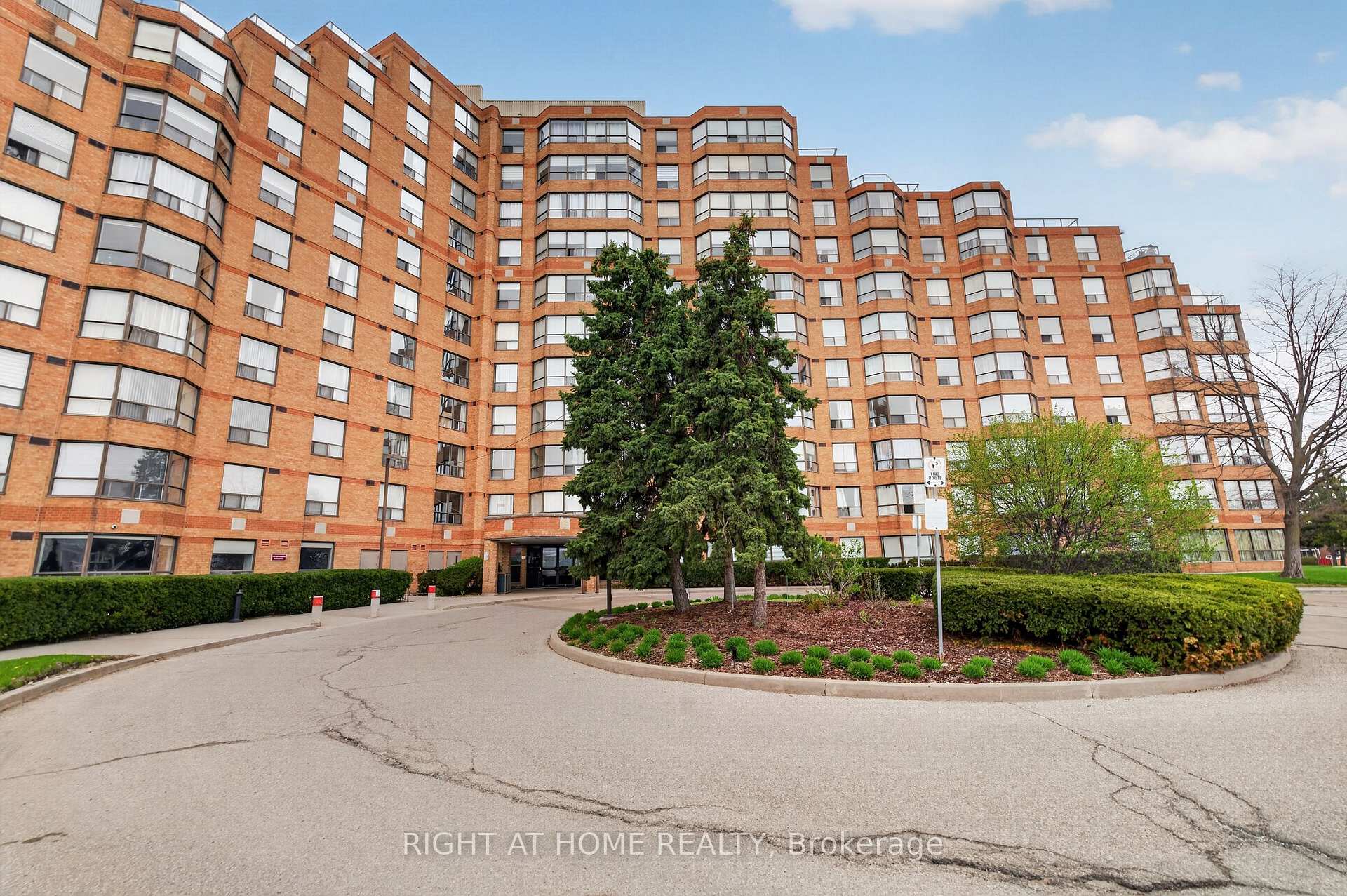 6 Humberline Drive 323, Toronto W10 — photo 3 of 5