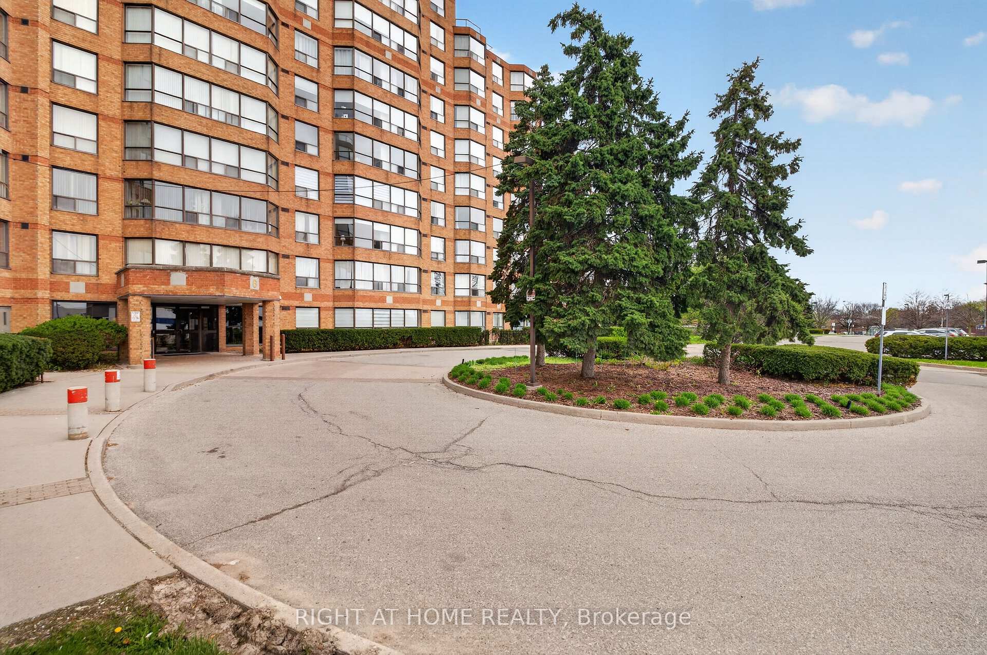 6 Humberline Drive 323, Toronto W10 — photo 4 of 5