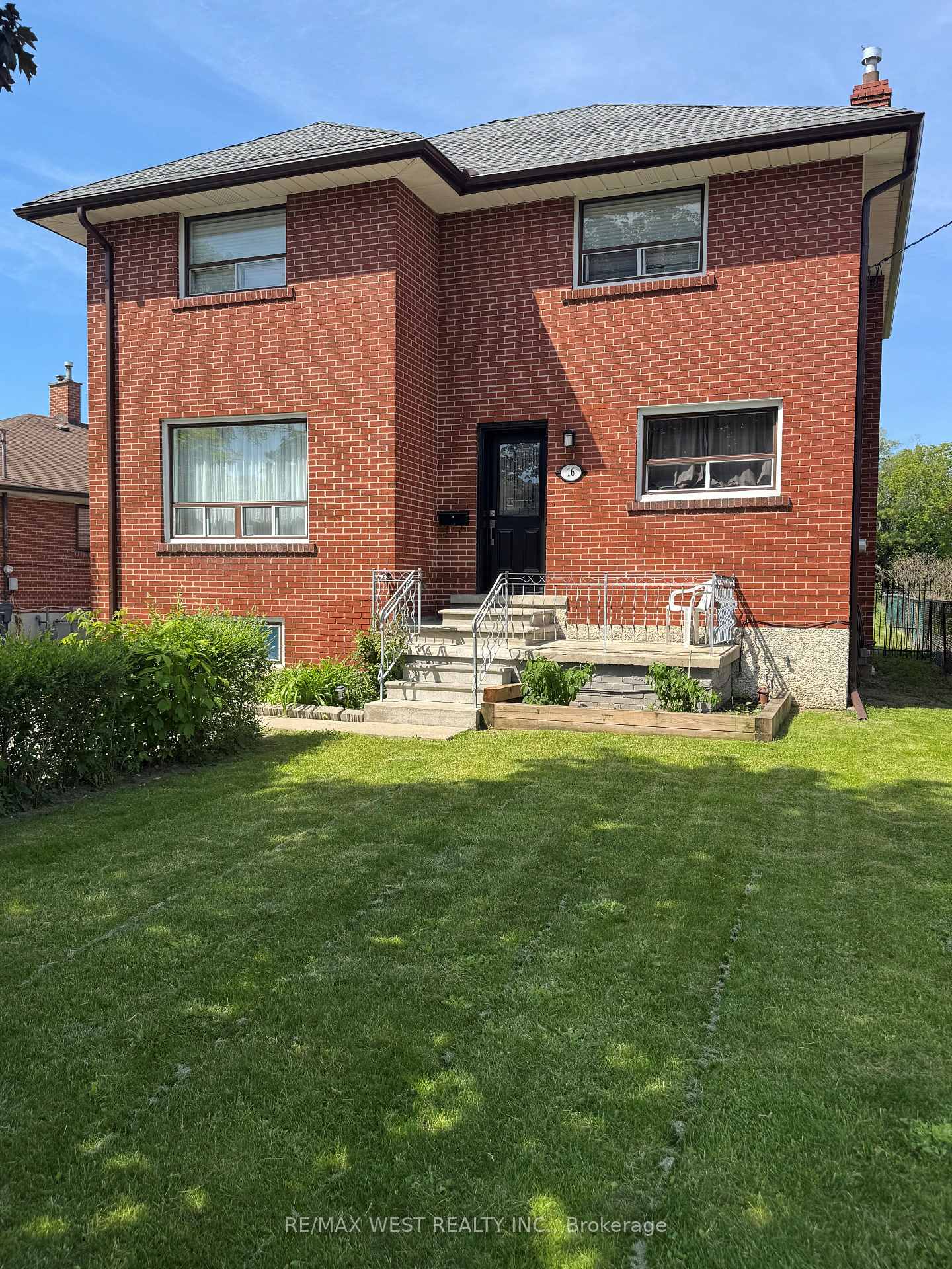 16 Upwood Avenue, Toronto W04 — photo 3 of 5