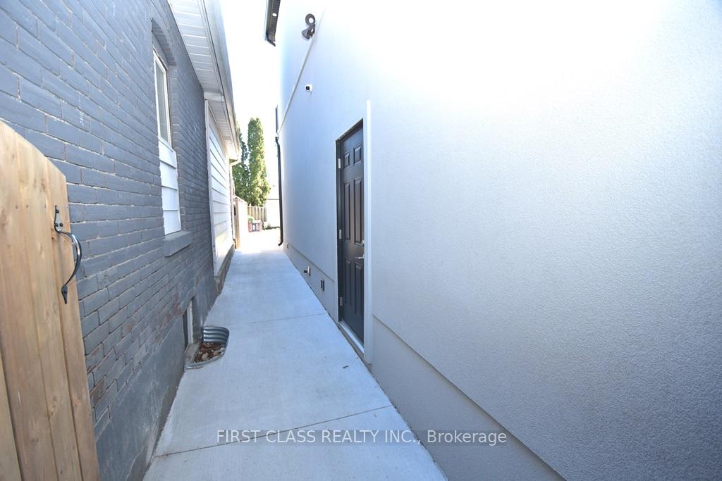 51 Craydon Avenue 4, Toronto W04 — photo 2 of 5