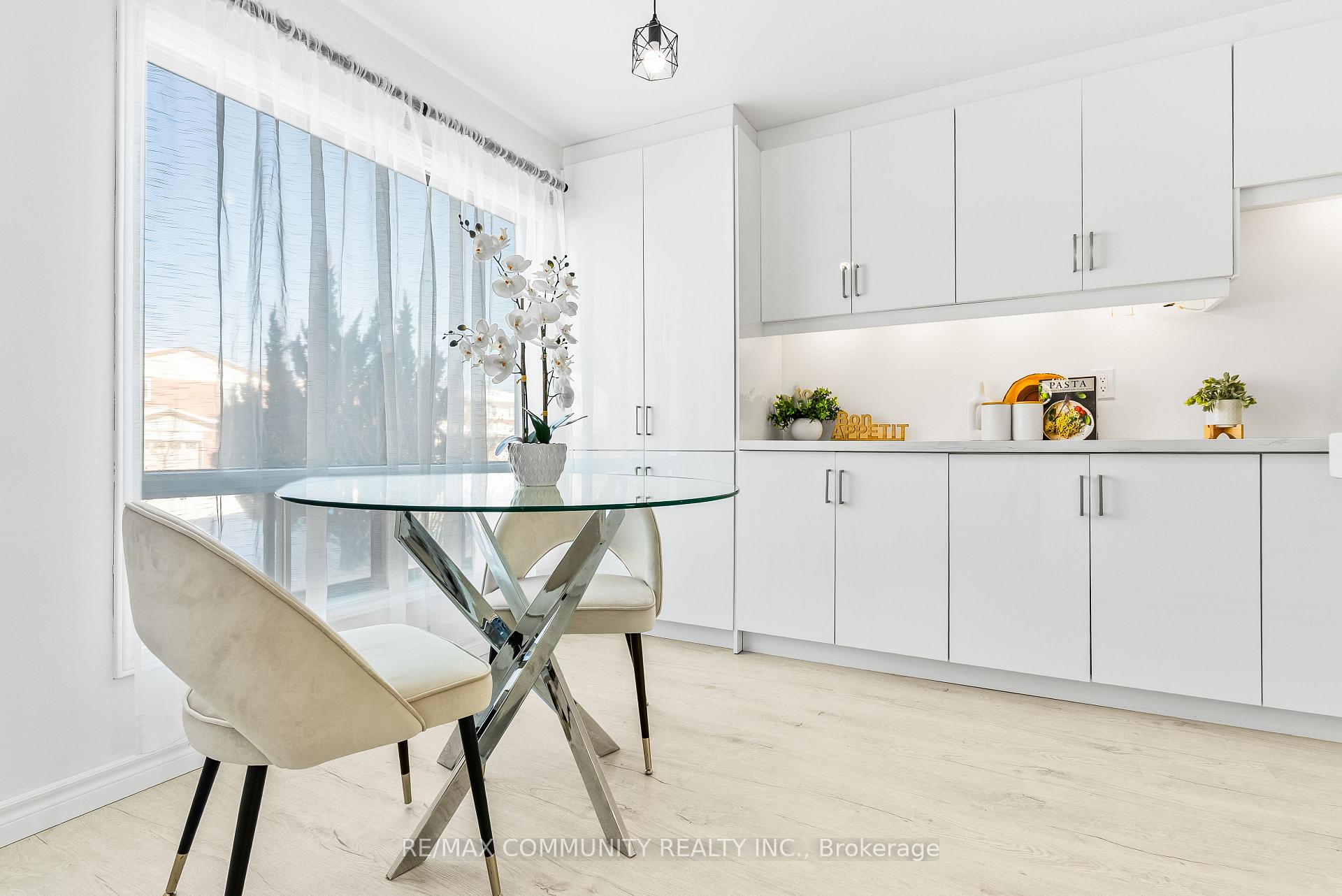 42 Kay Drive, Toronto W10 — photo 4 of 5