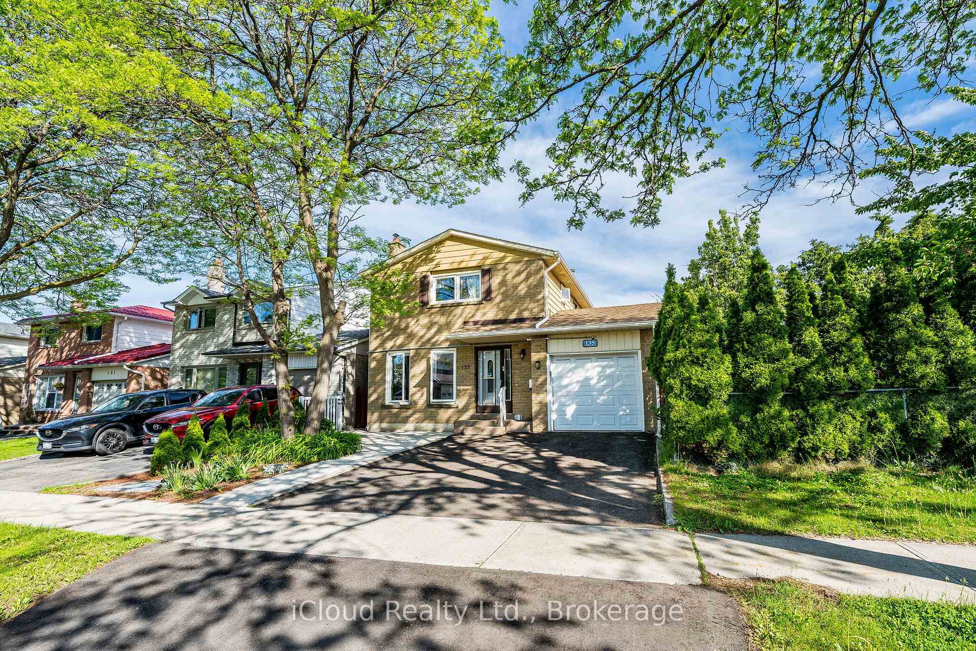 135 Autumn Glen Circle, Toronto W10 — photo 2 of 5