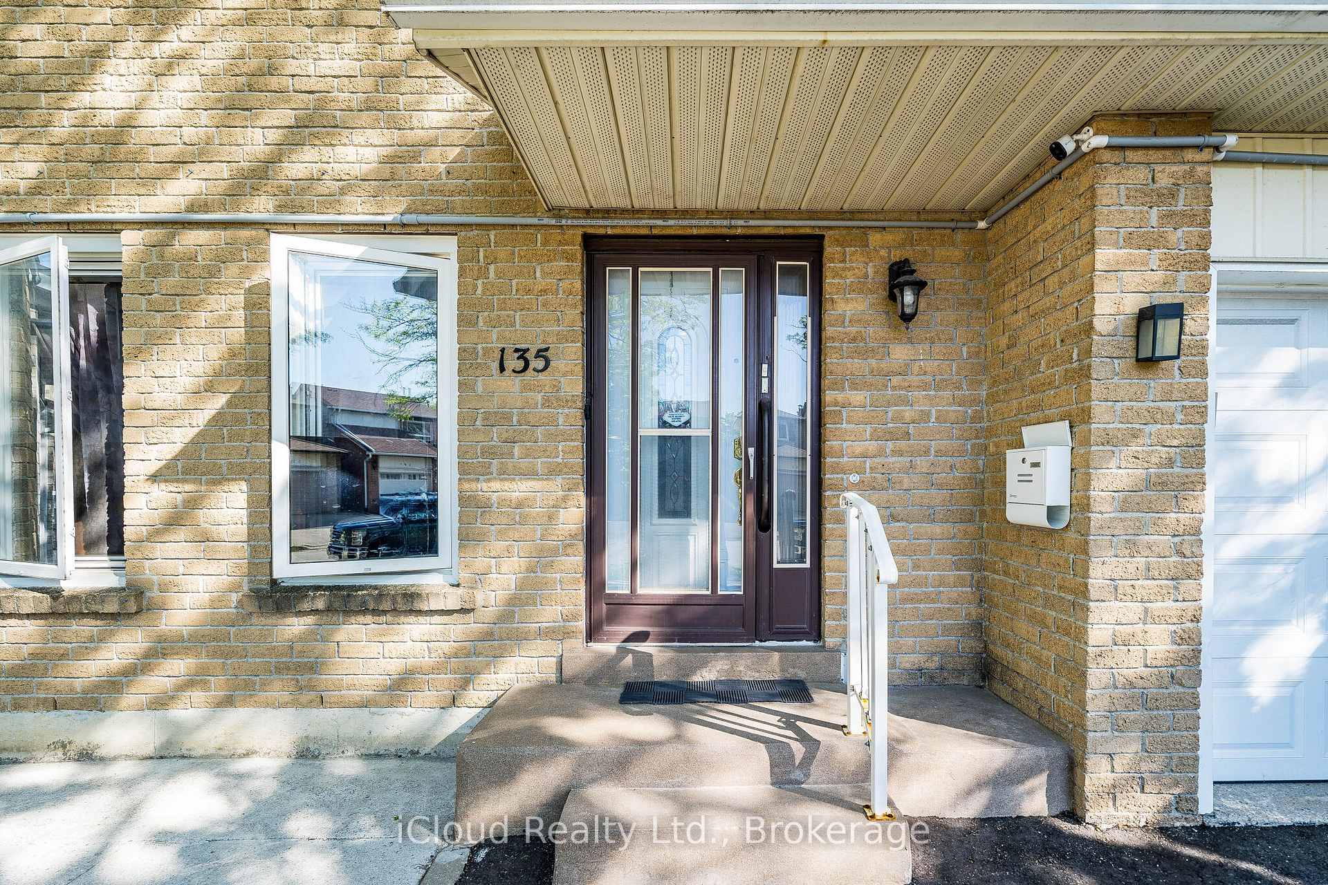 135 Autumn Glen Circle, Toronto W10 — photo 3 of 5