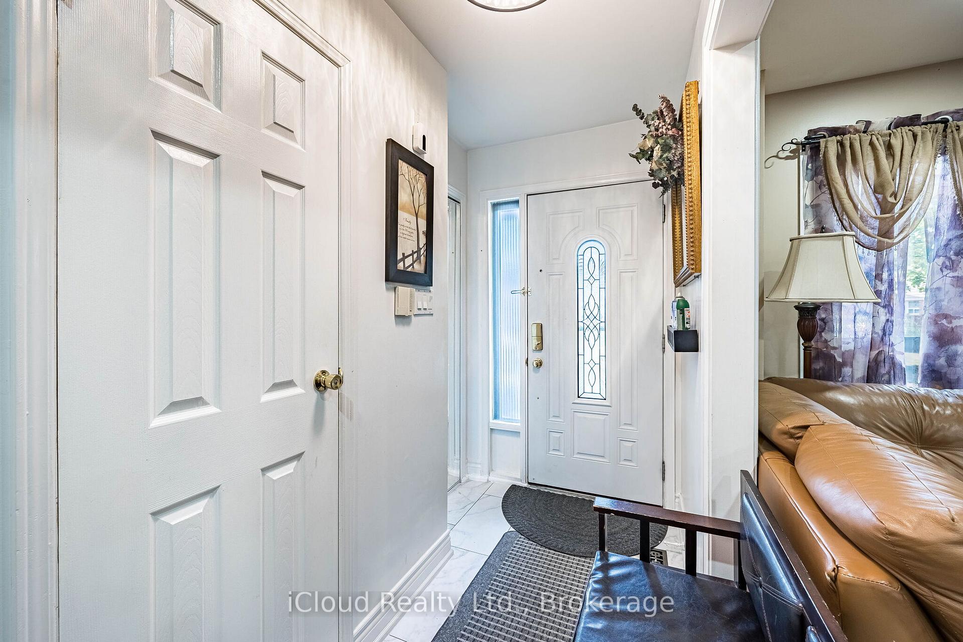 135 Autumn Glen Circle, Toronto W10 — photo 4 of 5