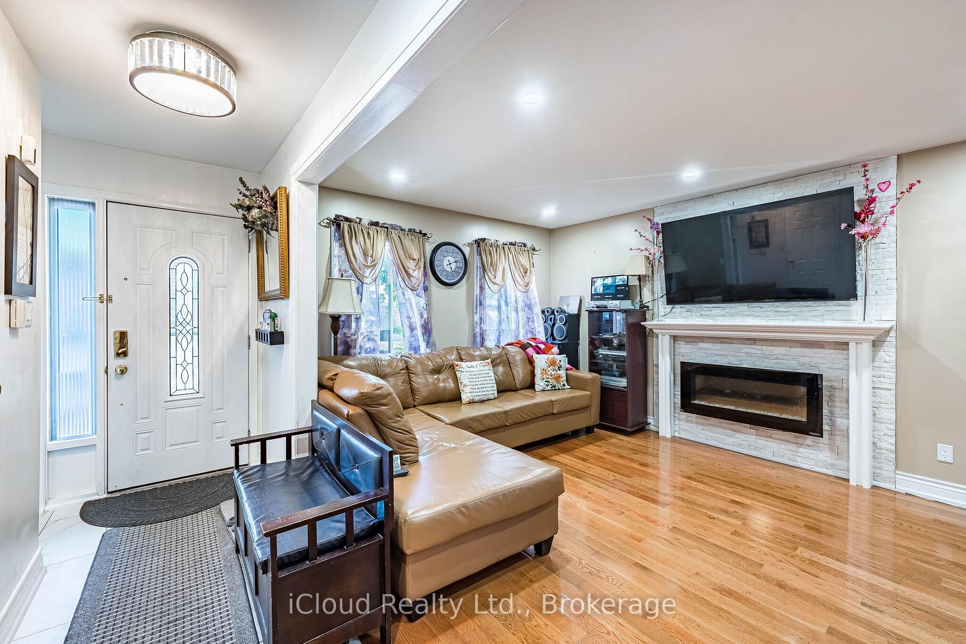 135 Autumn Glen Circle, Toronto W10 — photo 5 of 5