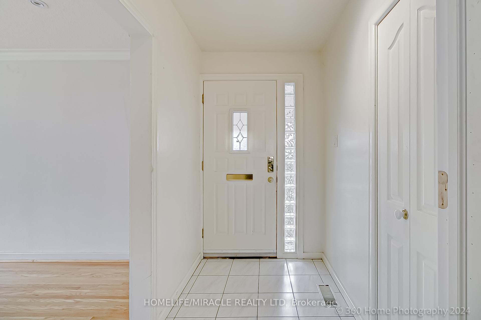 30 Fallowfield Road, Toronto W10 — photo 3 of 5