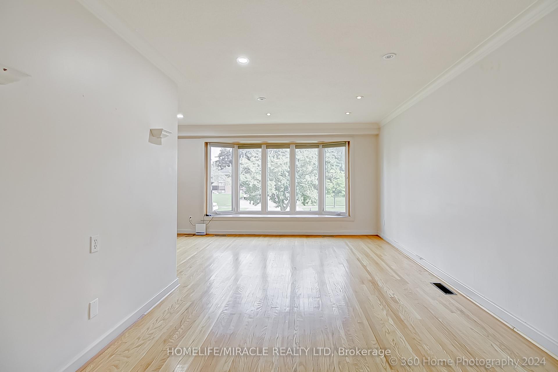 30 Fallowfield Road, Toronto W10 — photo 4 of 5