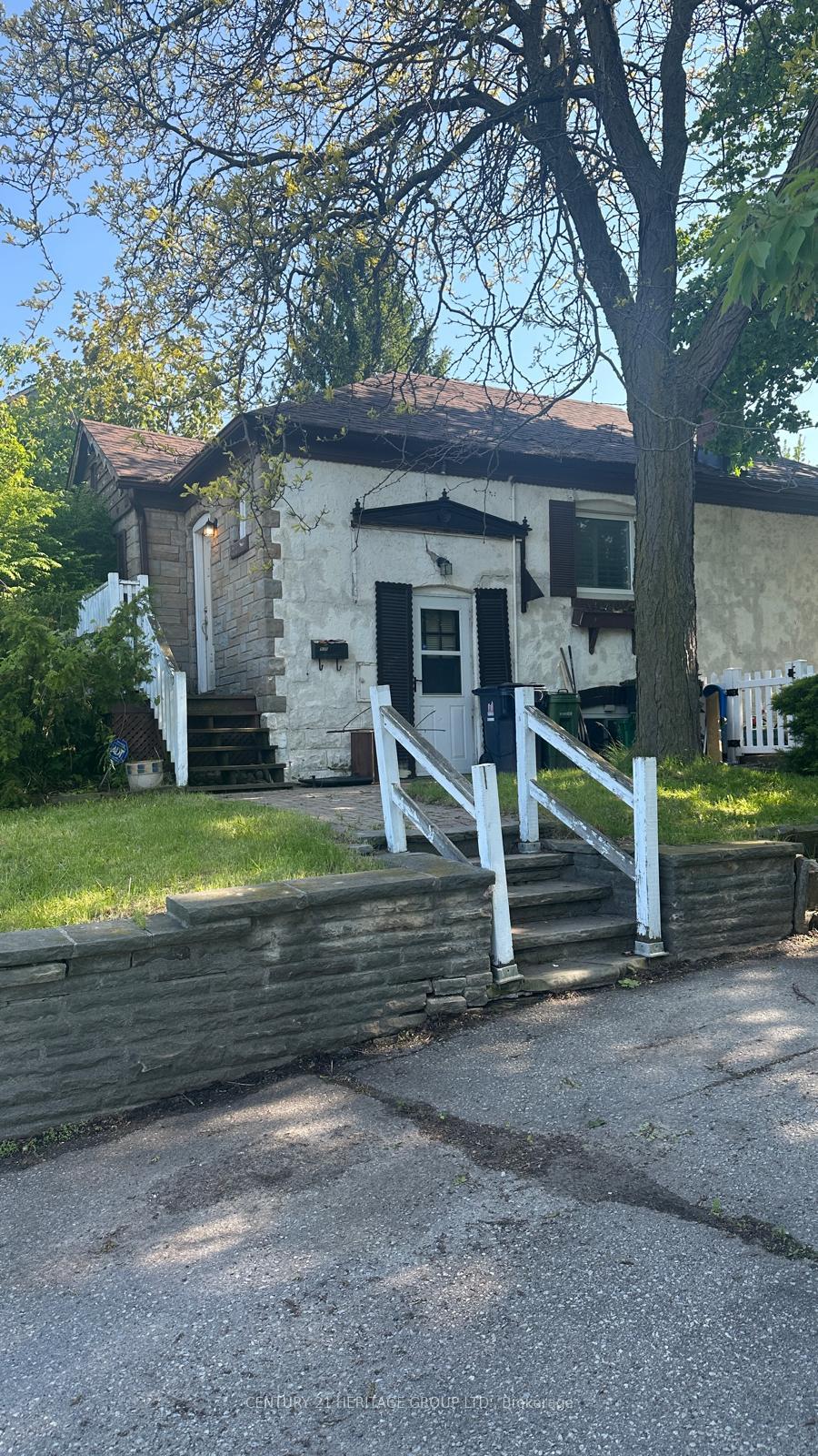 930 Scarlett Road, Toronto W09, ON M9P 2V5 — Toronto W09, Ontario