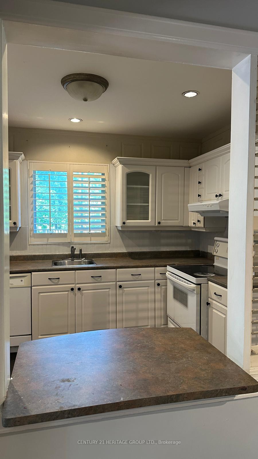 930 Scarlett Road, Toronto W09 — photo 4 of 5