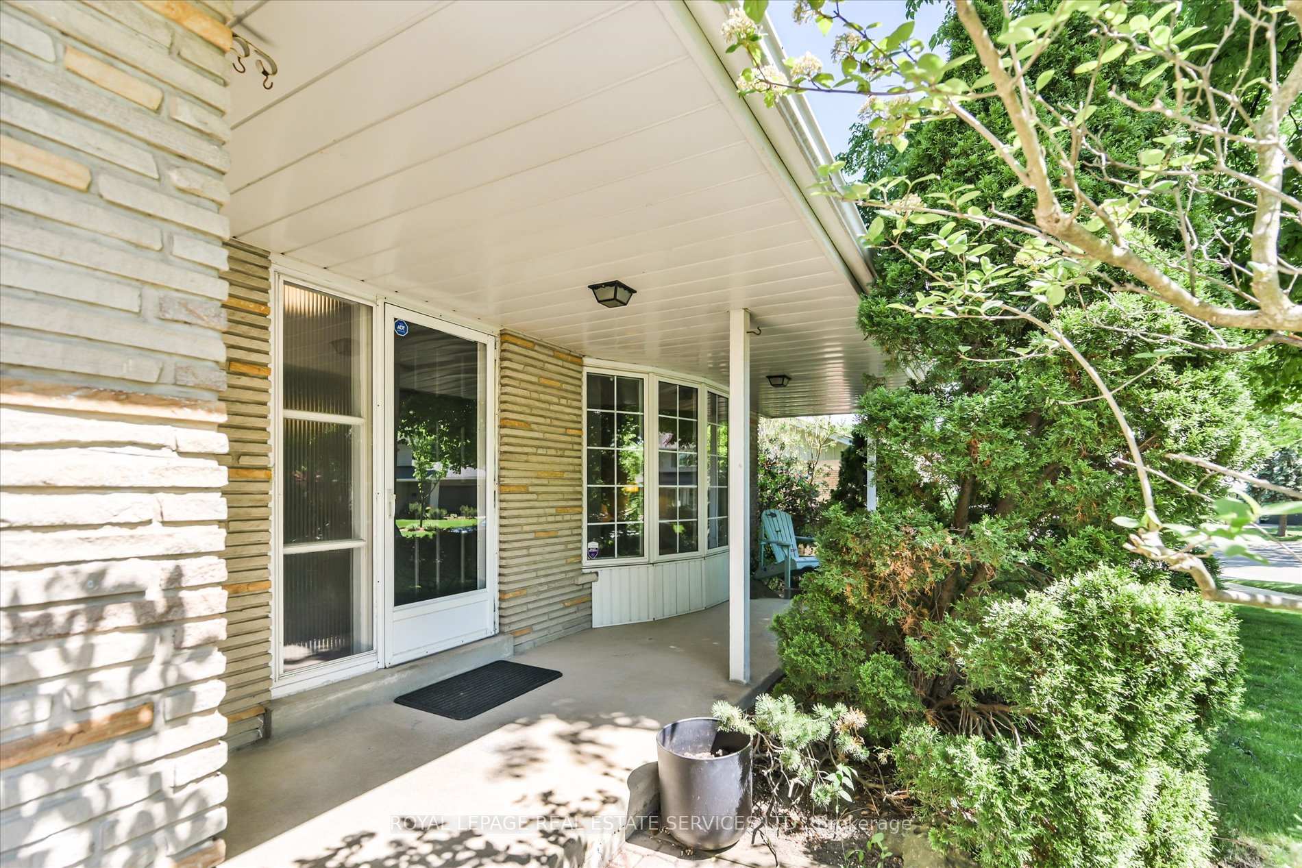 49 Pettit Drive, Toronto W09 — photo 3 of 5