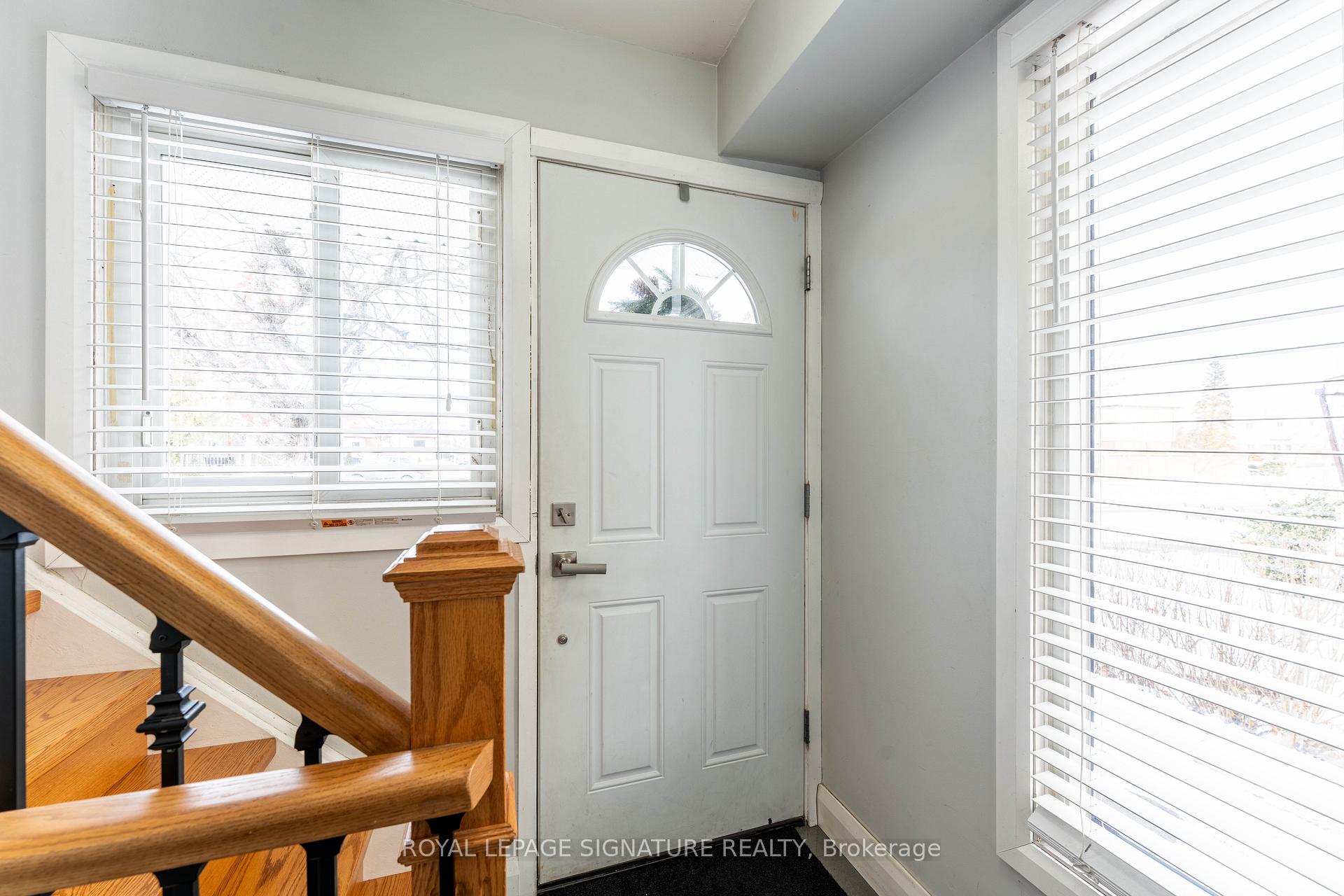 25 Hun Crescent, Toronto W10 — photo 2 of 5