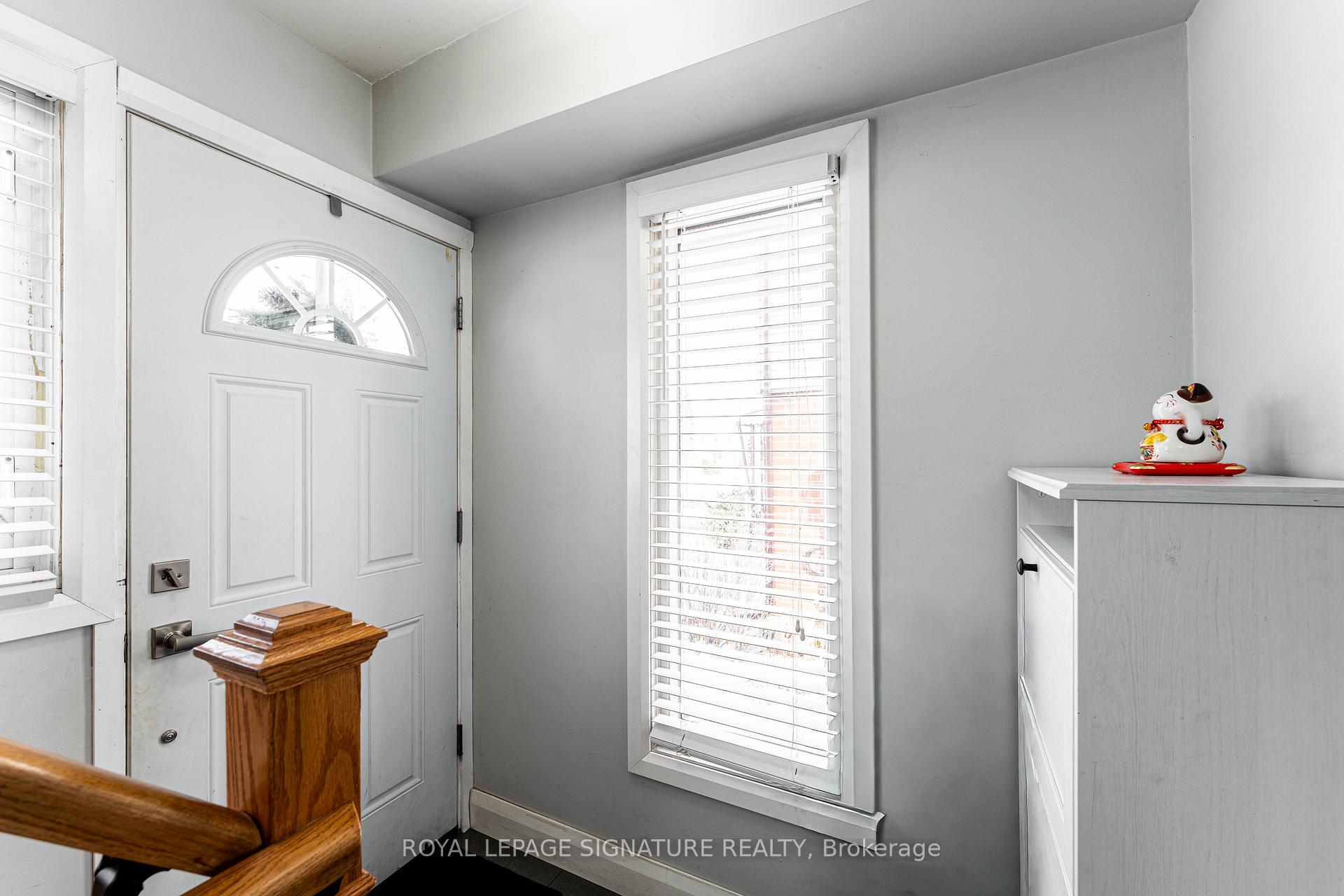 25 Hun Crescent, Toronto W10 — photo 3 of 5