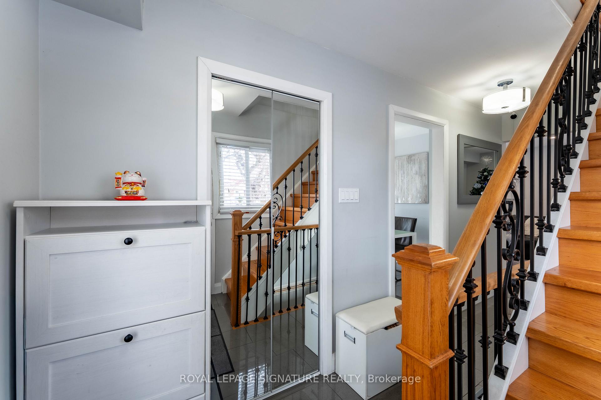 25 Hun Crescent, Toronto W10 — photo 4 of 5
