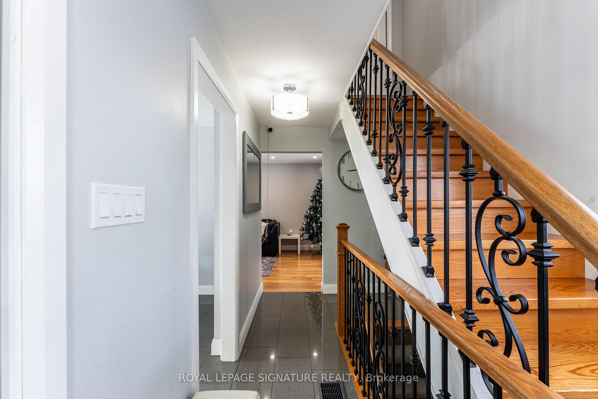 25 Hun Crescent, Toronto W10 — photo 5 of 5