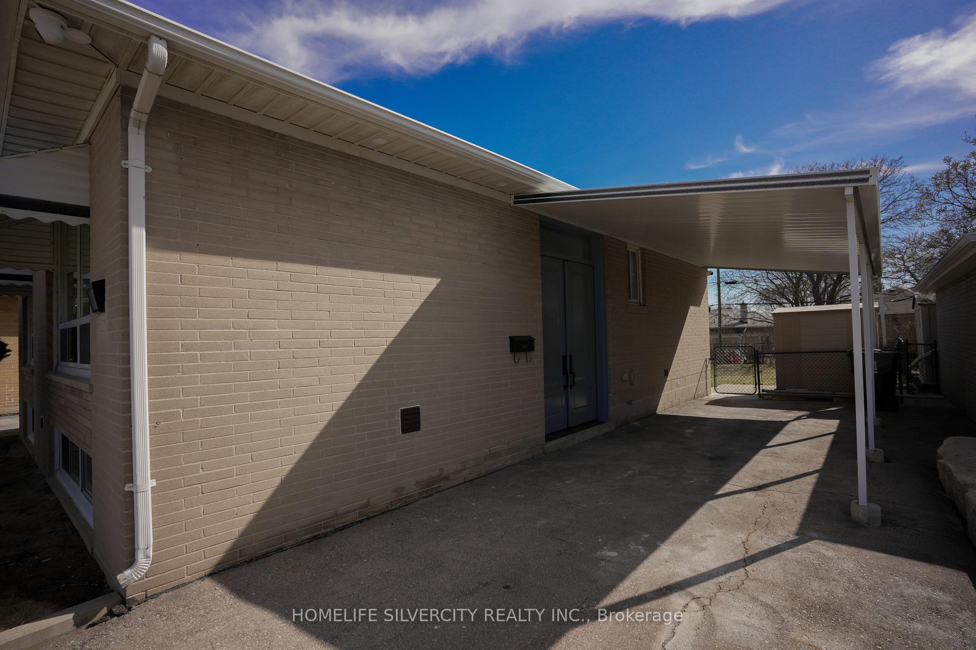 21 Billcar Road, Toronto W10 — photo 2 of 5