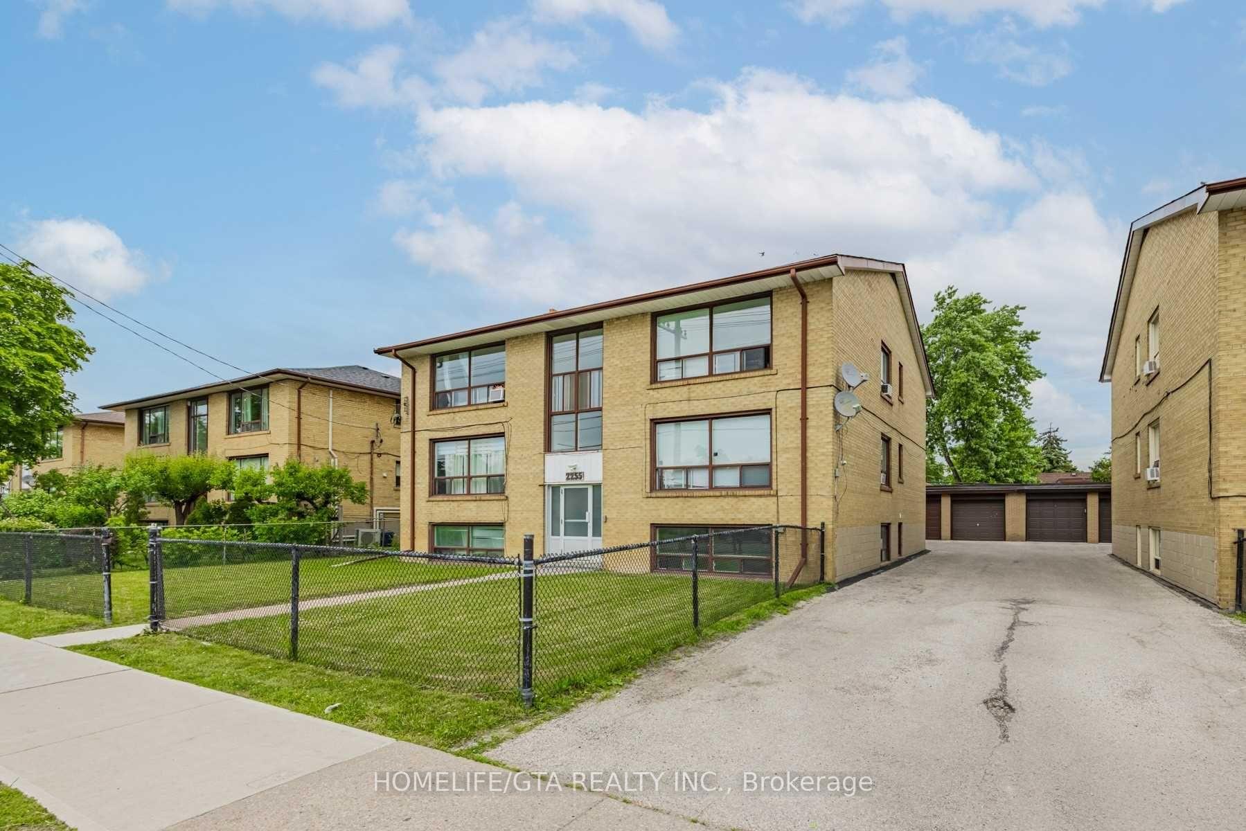 2255 Kipling Avenue 1, Toronto W10 — photo 2 of 5