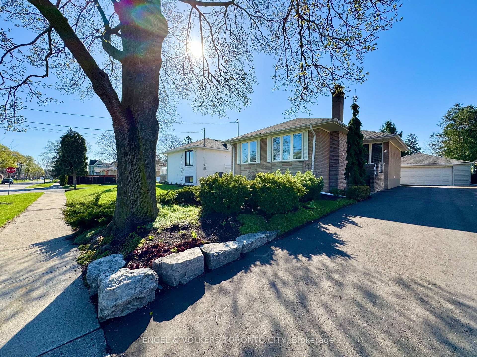 41 Paragon Road, Toronto W09, ON M9R 1J9 — Toronto W09, Ontario